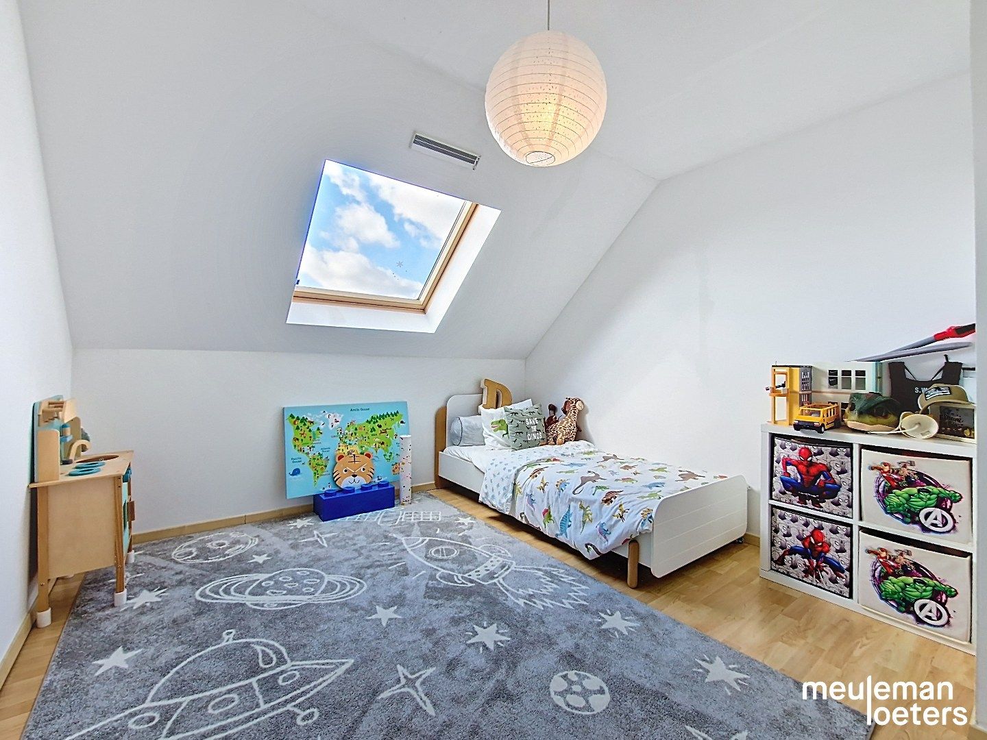 Ruime  halfopen woning met twee garages foto 10