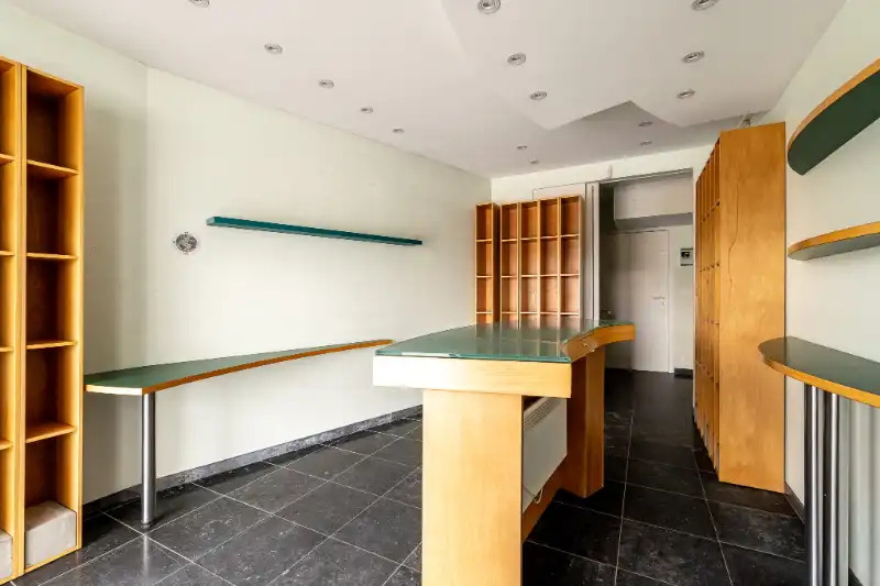 Ruime gezinswoning met handelsruimte en dubbele garage foto 8