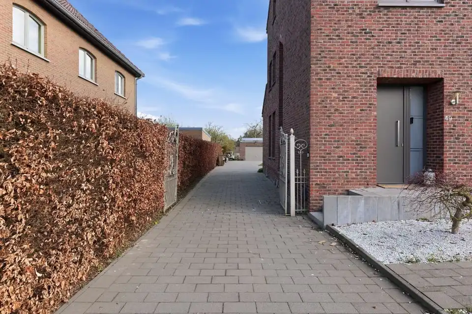 Instapklare gezinswoning met 3 slaapkamers en ruime tuin en garage in Tongeren foto 3