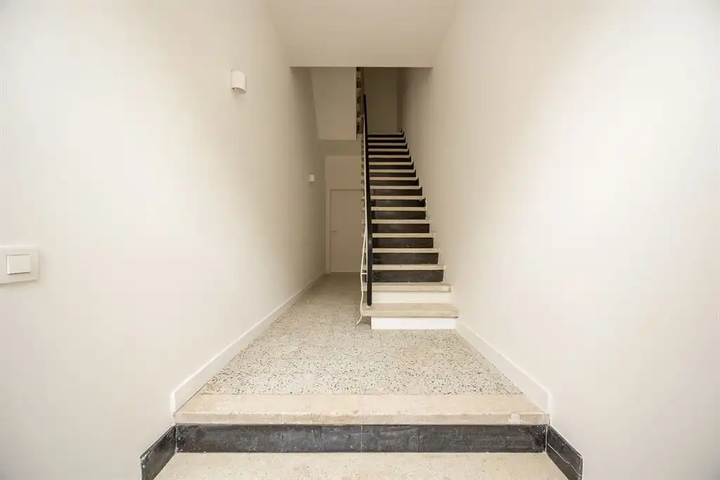 Gerenoveerd gelijkvloers appartement met grote tuin foto 16