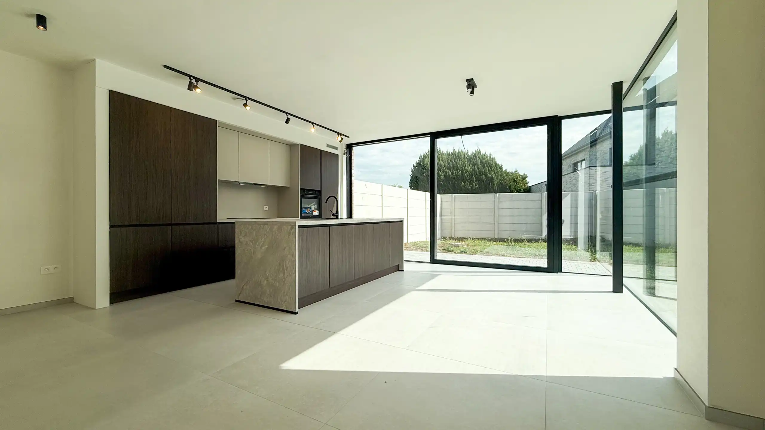 Kwalitatief afgewerkte nieuwbouwwoning op centrale ligging! foto 5