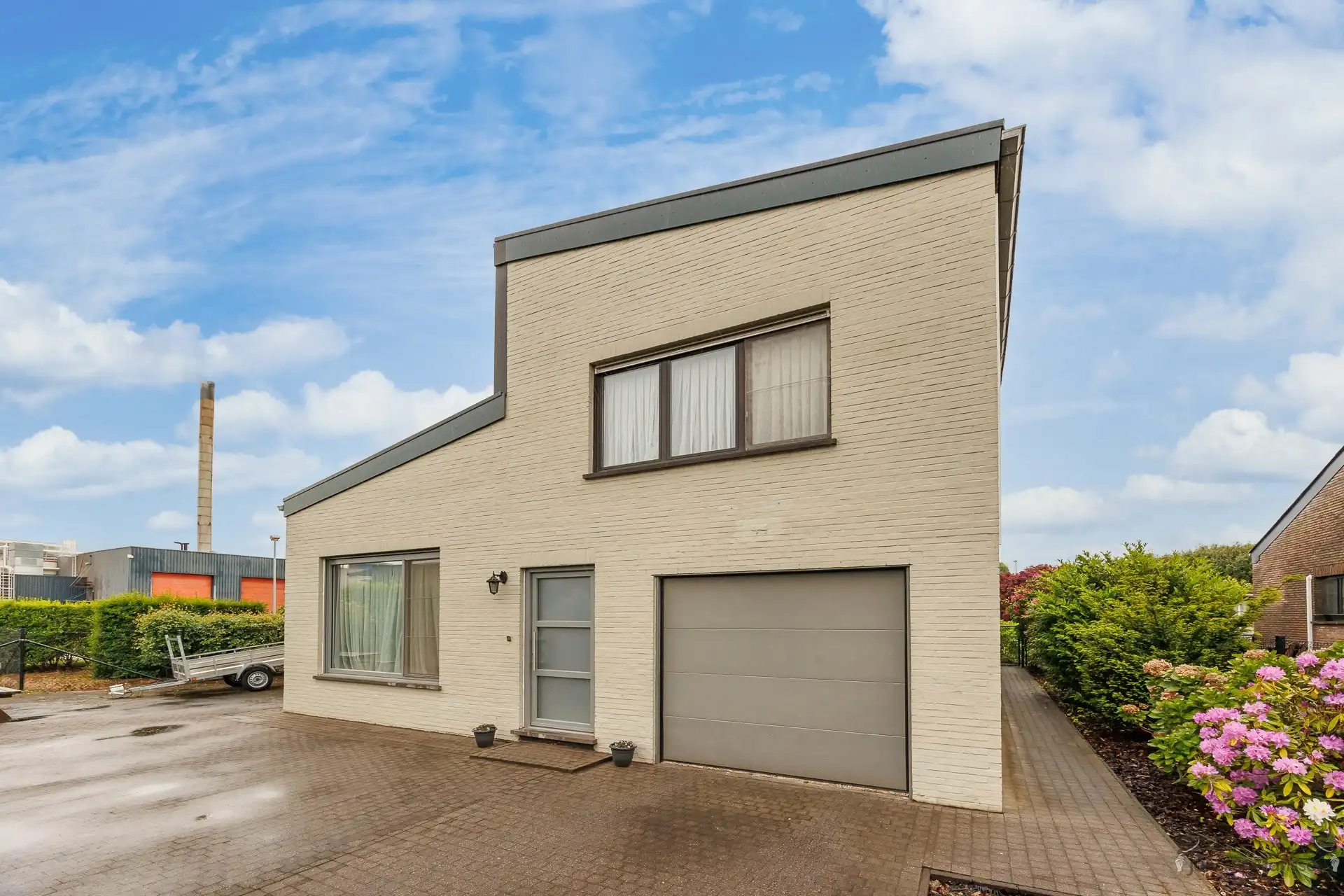 Lichtrijke gezinswoning in doodlopende straat nabij centrum Wommelgem op 840 m² foto {{pictureIndex}}