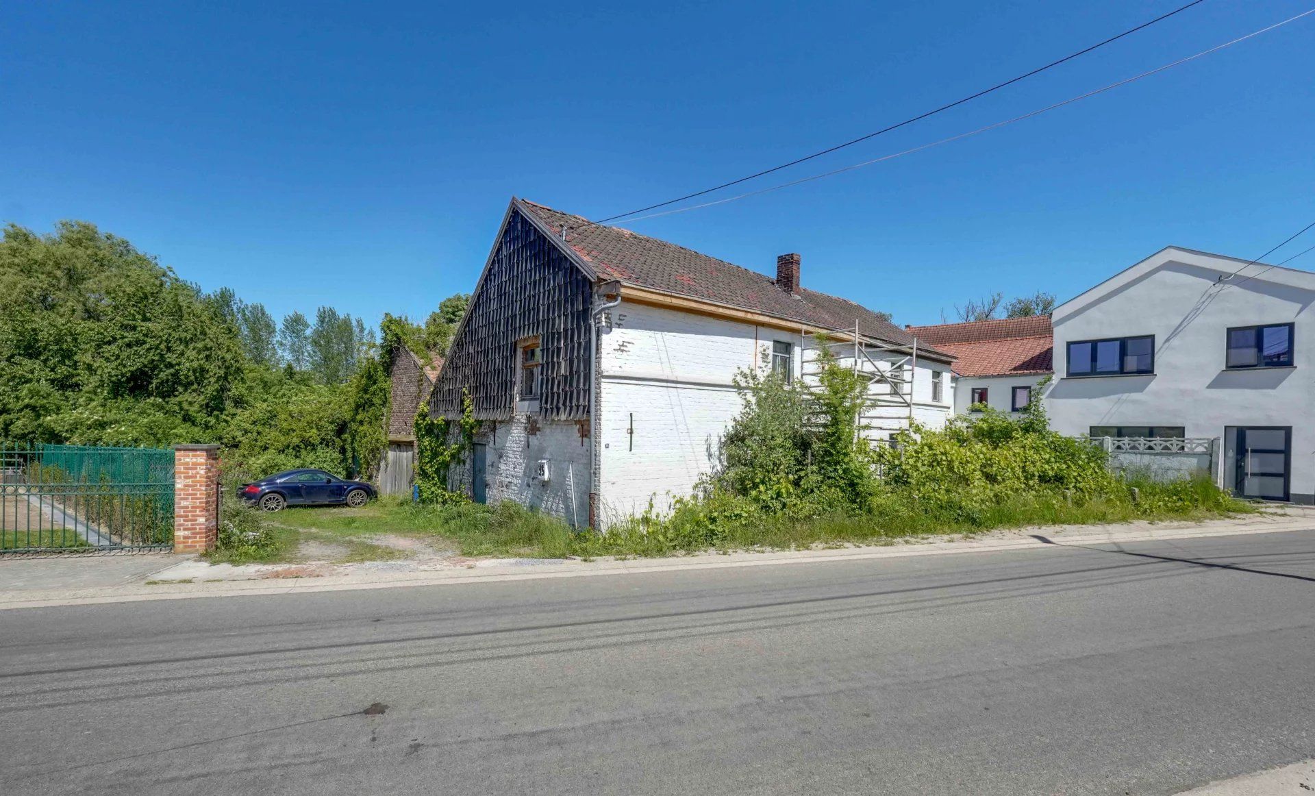 Te renoveren hoeve met binnenkoer en stallingen foto {{pictureIndex}}