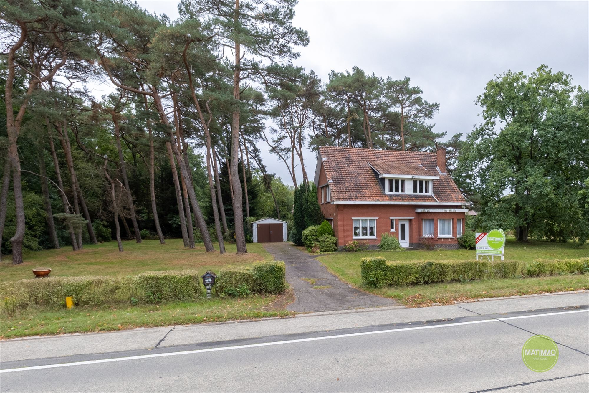 Hoofdfoto van de publicatie: Vrijstaande woning op royaal perceel met bos in Mol-Sluis