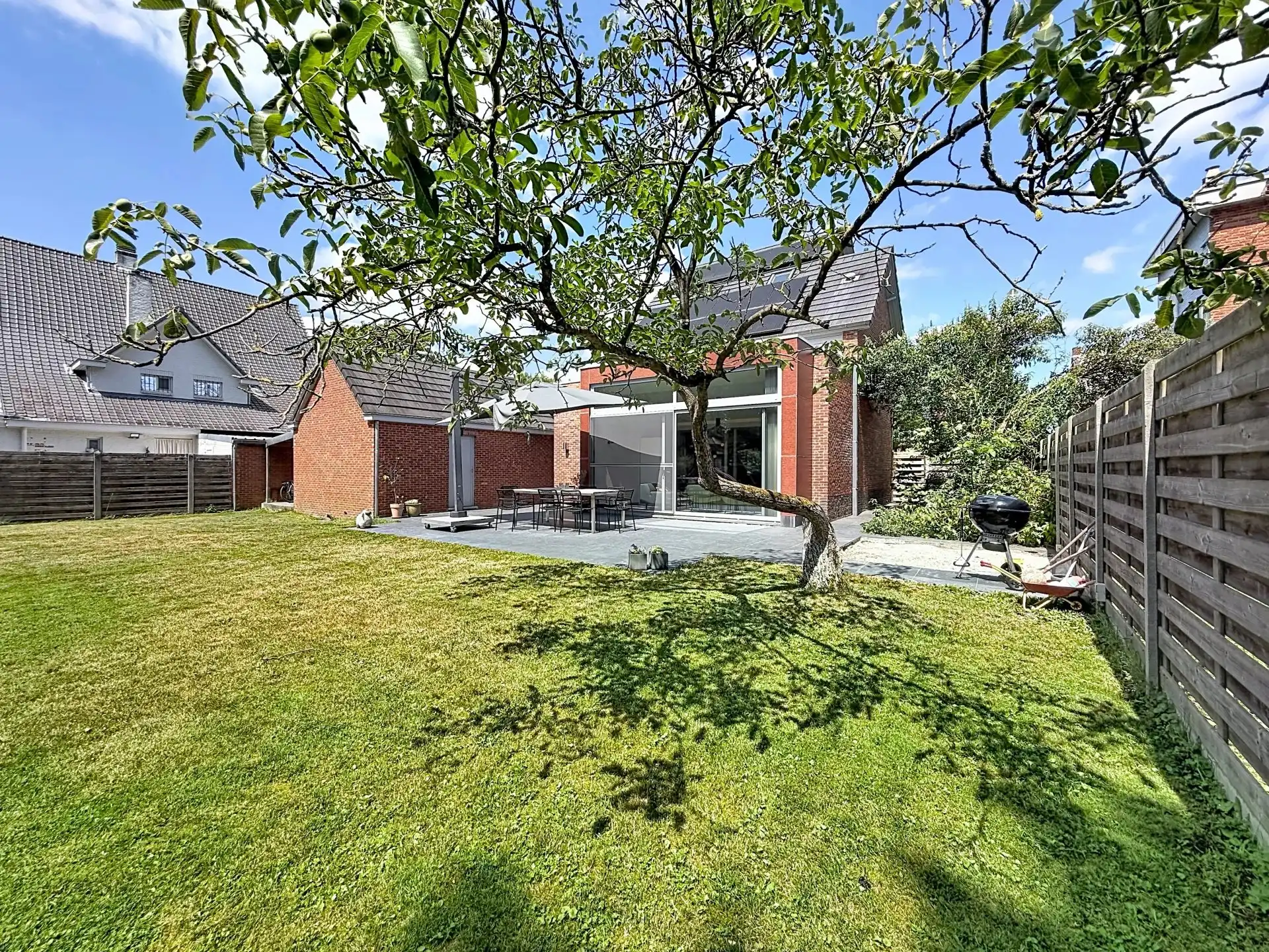 Verrassend ruime instapklare woning met 3 slaapkamers op een mooi perceel. foto {{pictureIndex}}
