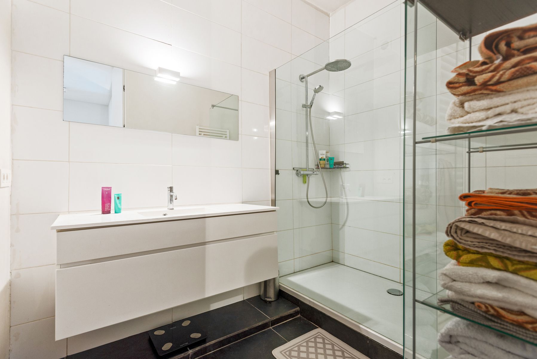 Stijlvol appartement met 30 m² terras en veel berging foto 14
