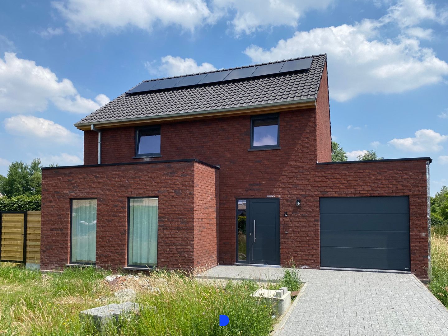Nieuwbouwwoning op mooi perceel grond! foto {{pictureIndex}}
