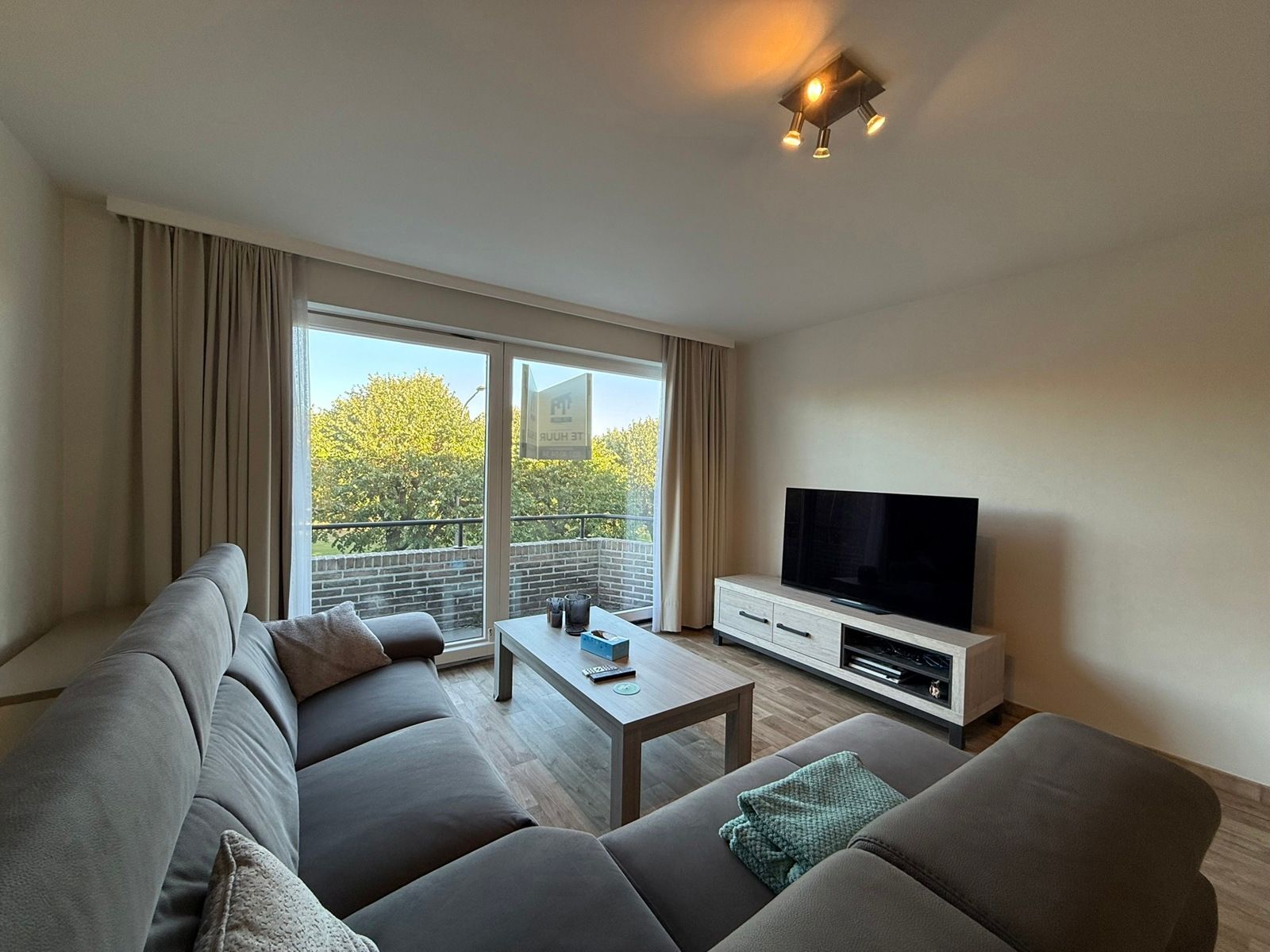 Appartement in het centrum van Tielt met prachtig zicht op het park nabij scholen en openbaar vervoer.    foto 6
