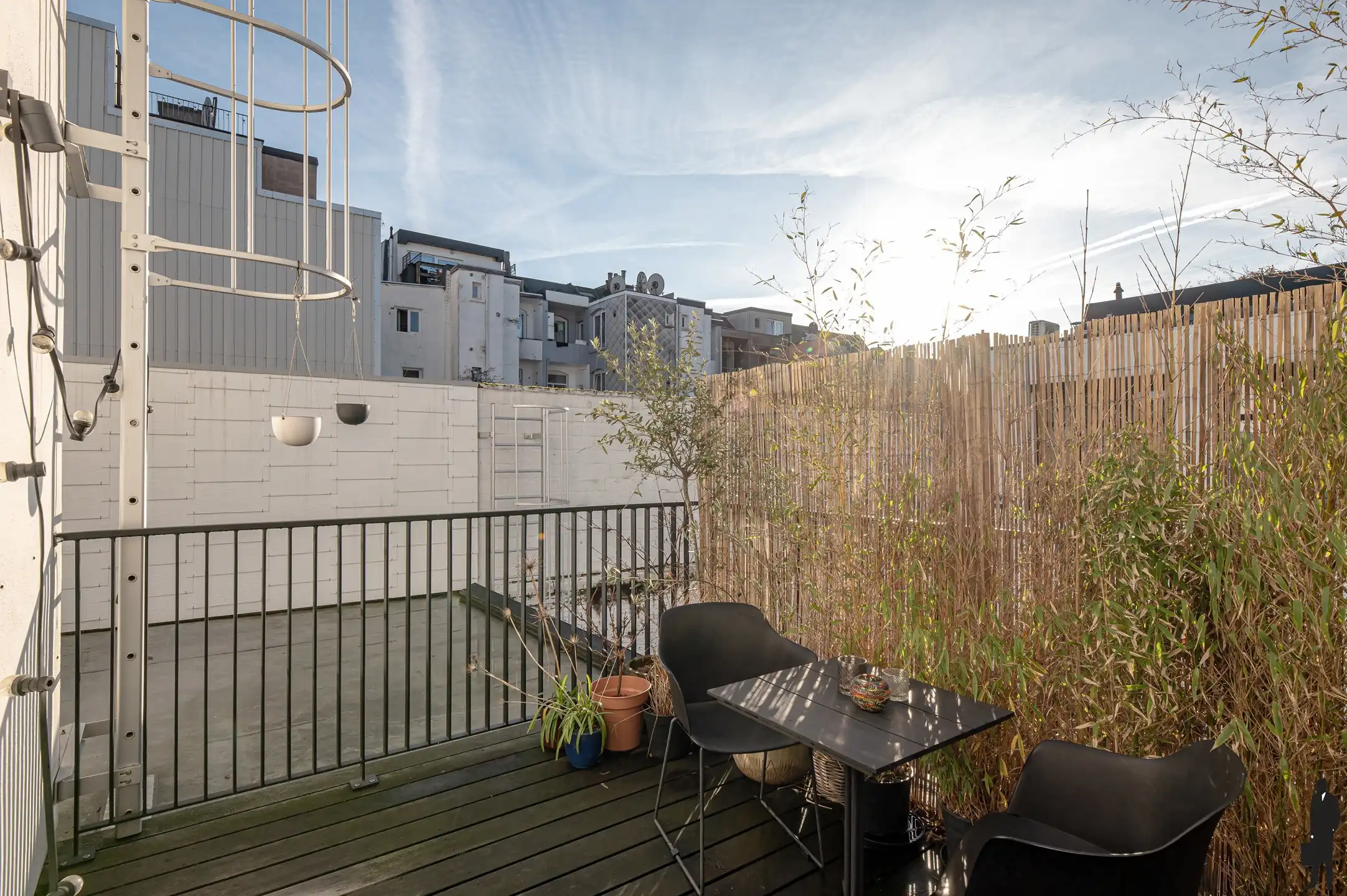 Lichtrijk appartement met hoge plafonds en terras foto 5