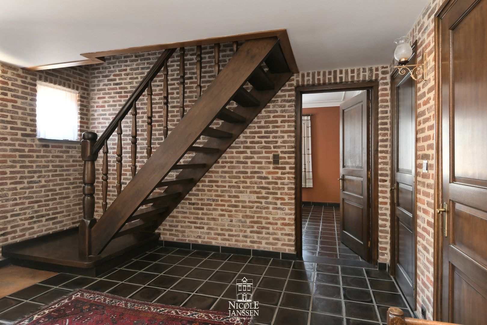 Ruime gezinswoning op een royaal perceel in een rustige omgeving  foto 2