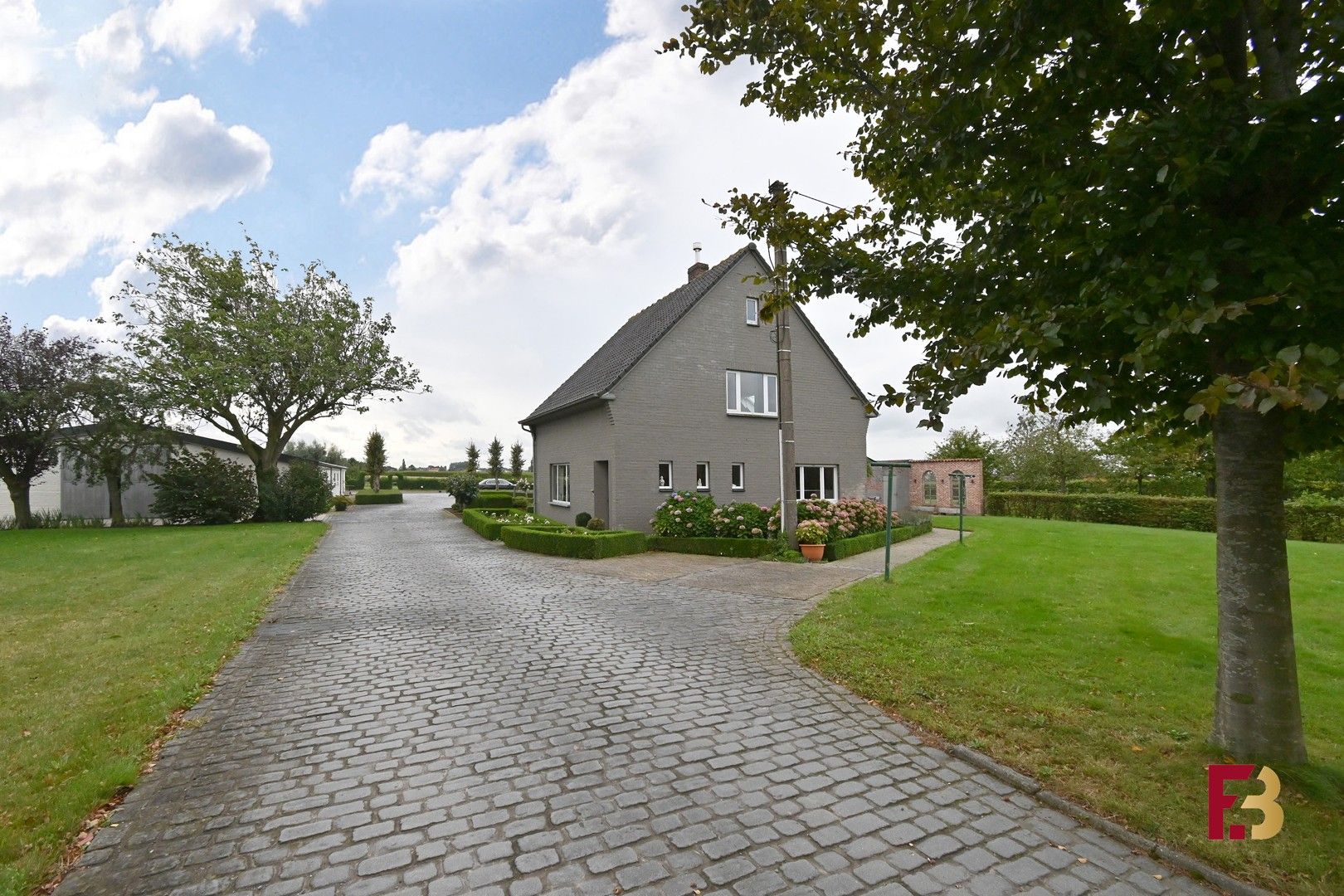 Paardenaccomodatie met kangoeroewoning of woning met kantoor op ca. 4,5ha te Lichtervelde foto 2