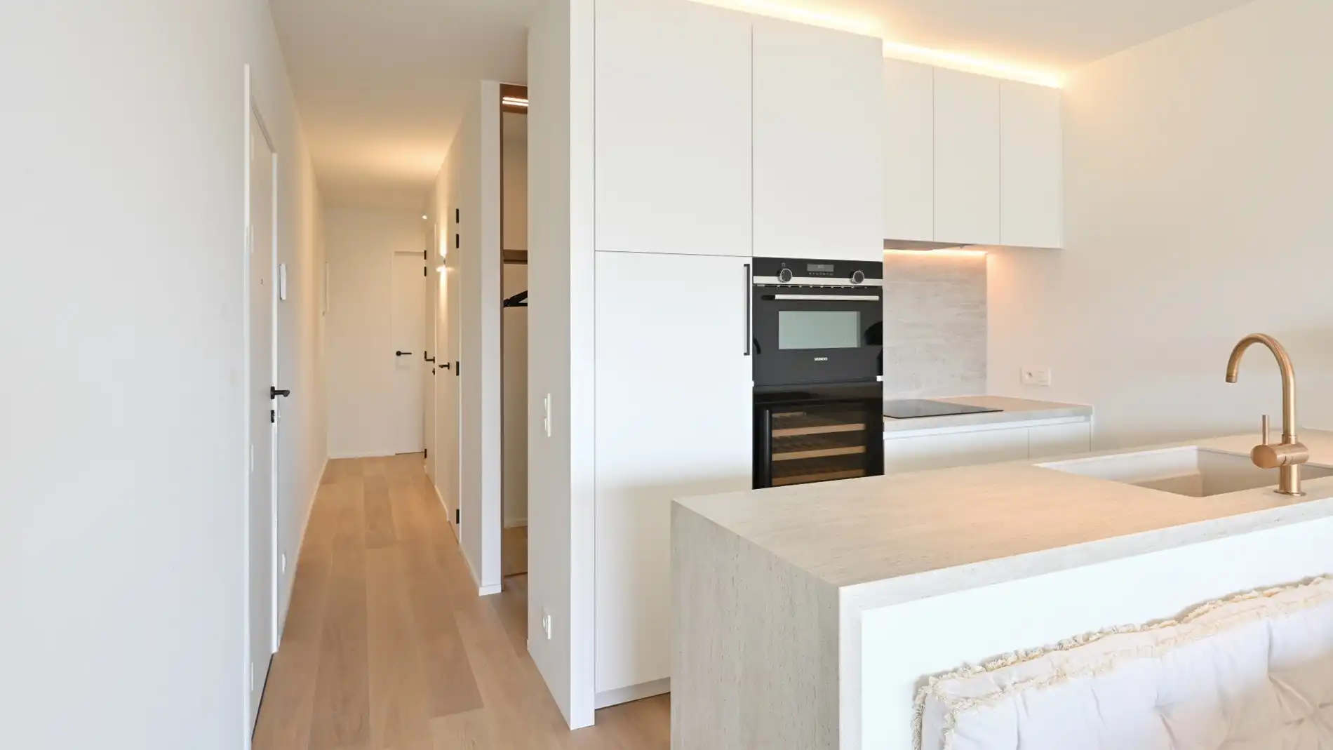 Luxueus vernieuwd appartement, gelegen in de Kustlaan, tussen het Van Bunnenplein en het Lichttorenplein. foto 13