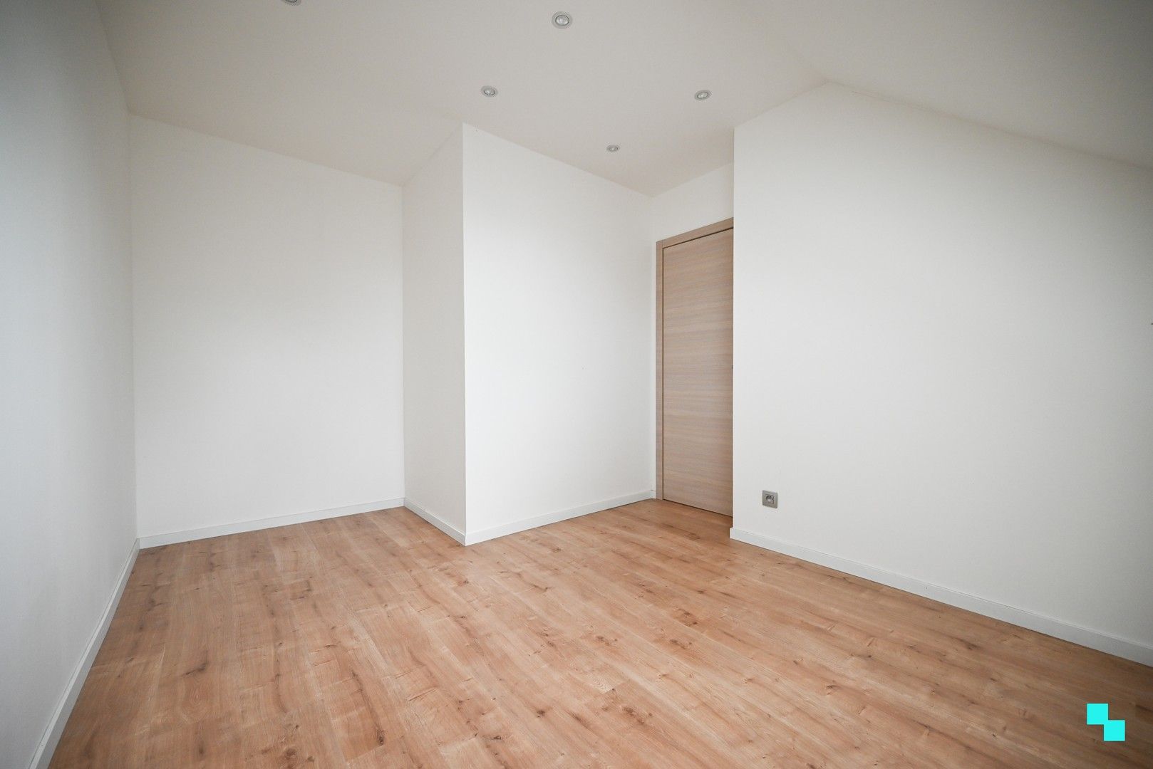 Compleet vernieuwde duplex met 4 slaapkamers en zonneterras in hartje Wevelgem foto 15