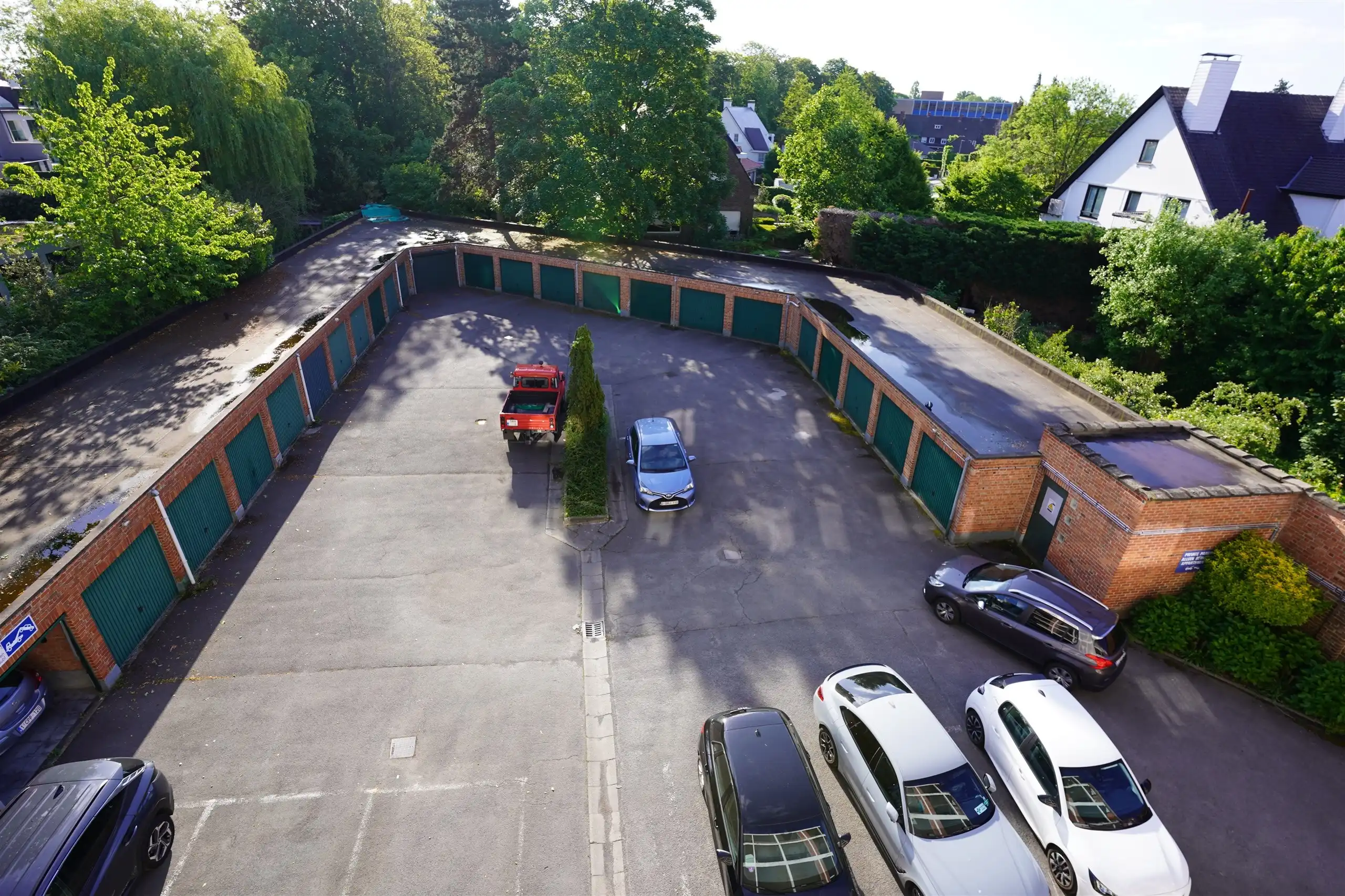 Vernieuwd appartement met garage en terras foto 13