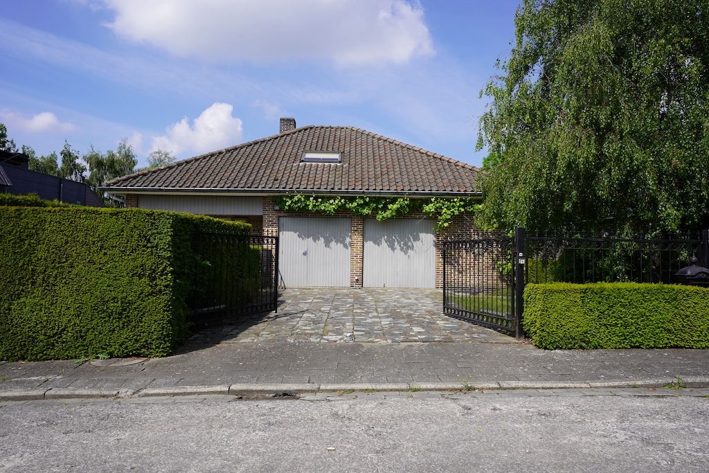 Residentieel gelegen bungalow op 910 m² voorzien van 4 slaapkamers foto 2