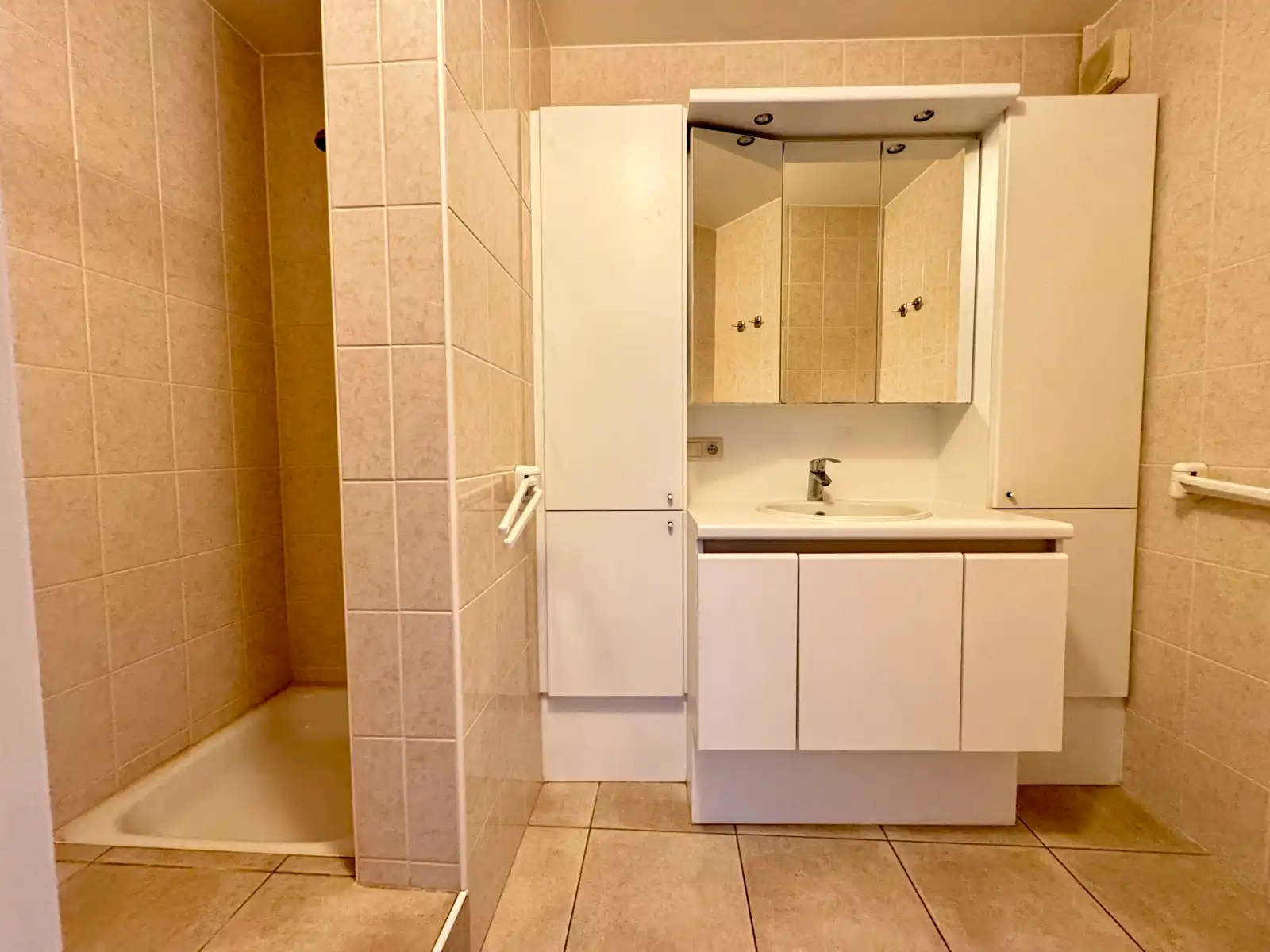 Verzorgd appartement vlakbij het centrum van Gistel. foto 7