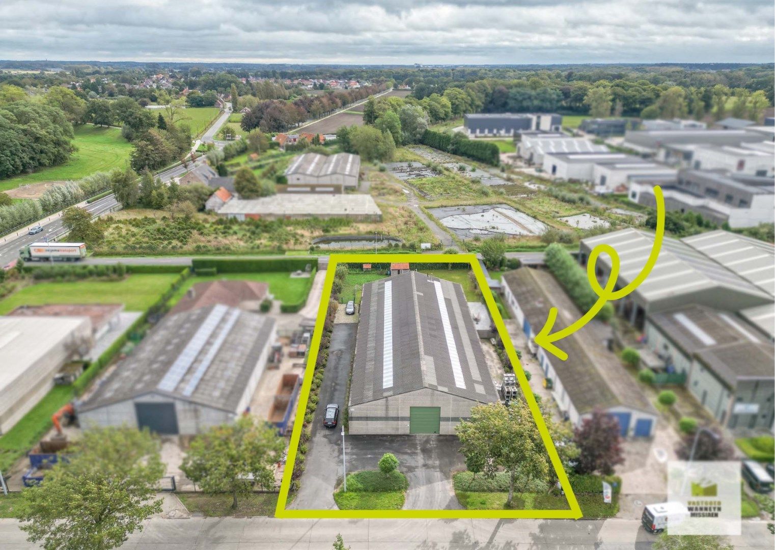 Ruime loods (650m2) met instapklare en energiezuinige woning te Beernem foto 1