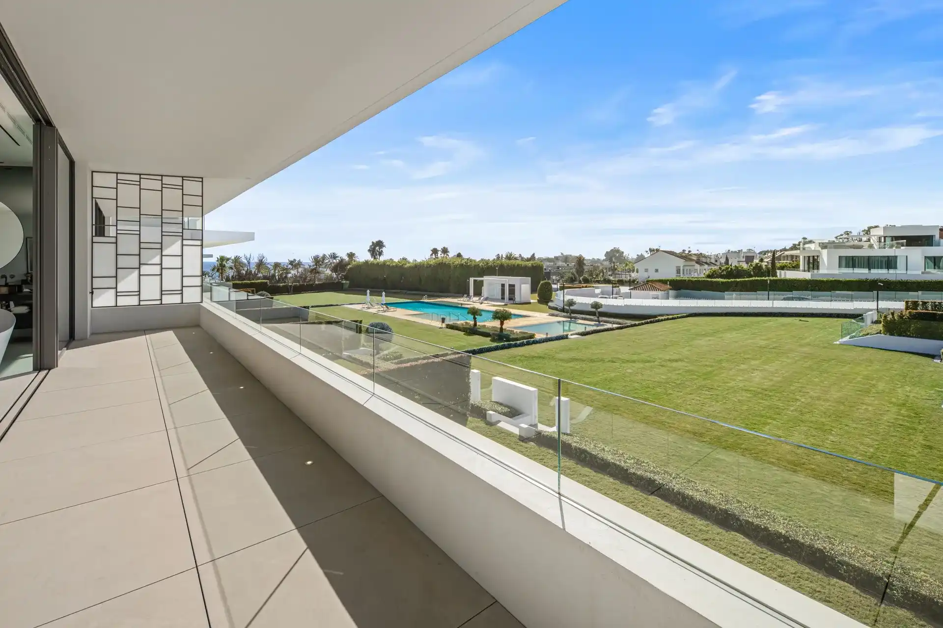 Exclusieve villa met resortgevoel in het meest prestigieuze deel van Marbella foto 30
