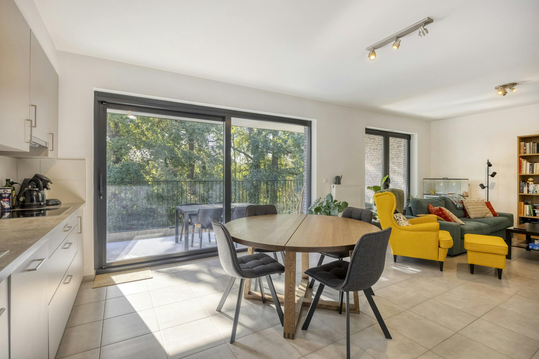 Modern 2-slpk appartement met terras en parking in Hasselt foto 2