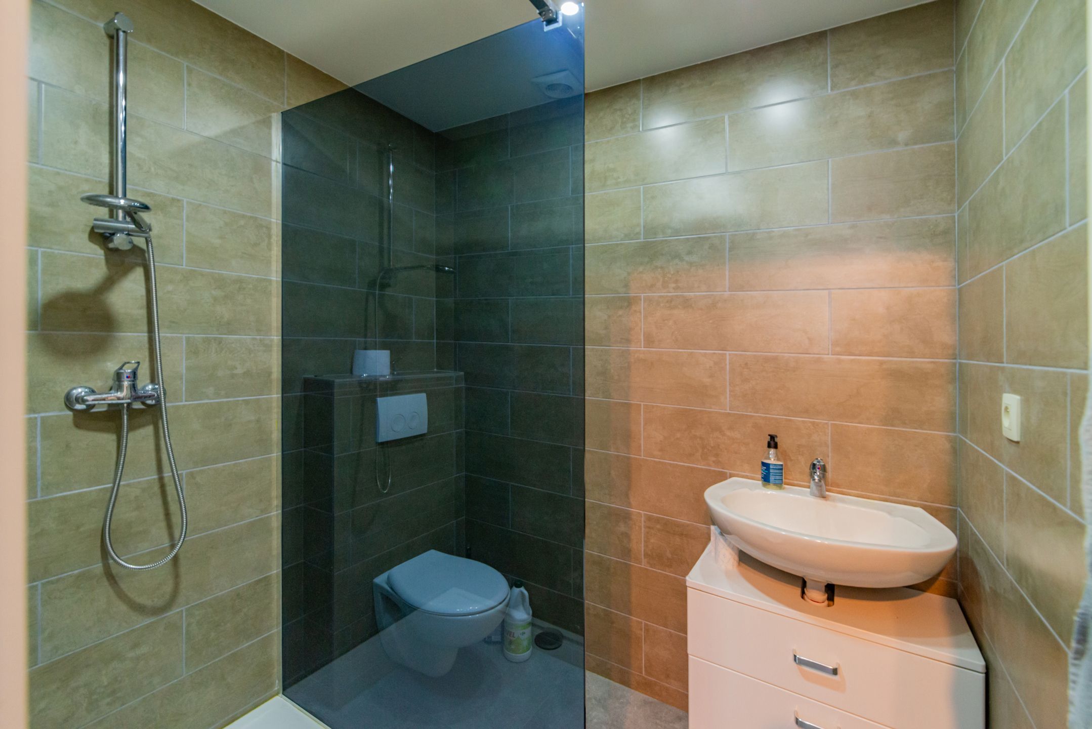 Gebouw met 3 appartementen en opslag te koop foto 12