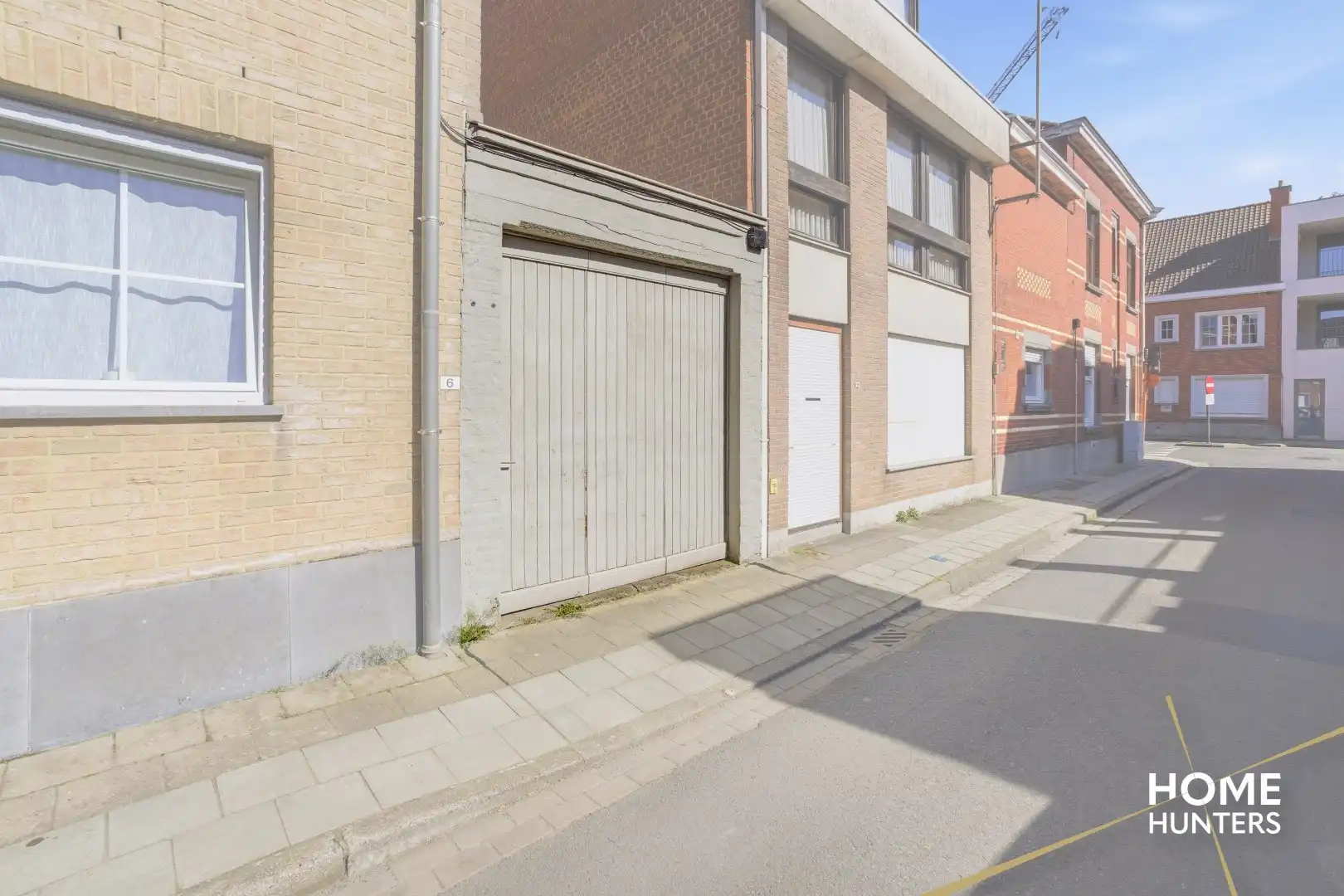 Charmante en instapklare woning met unieke stadskoer en garage foto 27