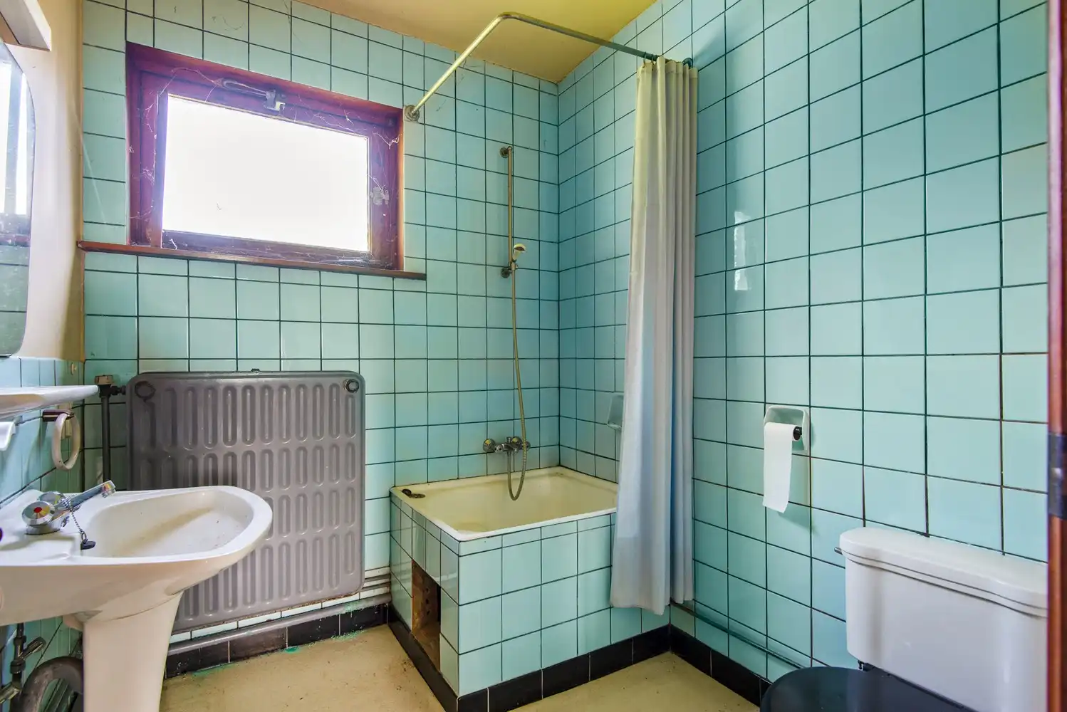 Te renoveren woning met karakter op toplocatie in Borsbeek. foto 15