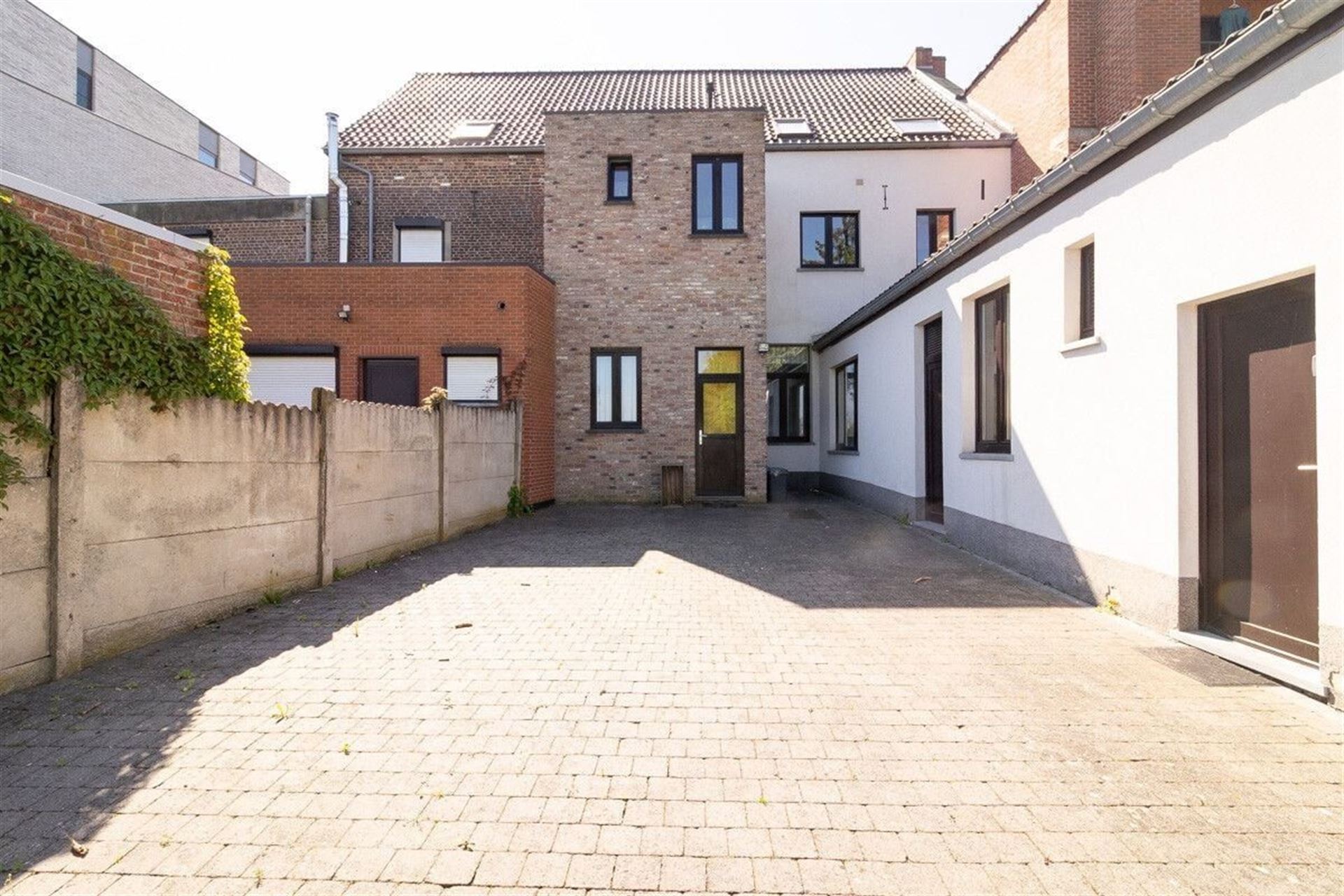 Gelijkvloers handelspand met bovenliggend appartement foto 3