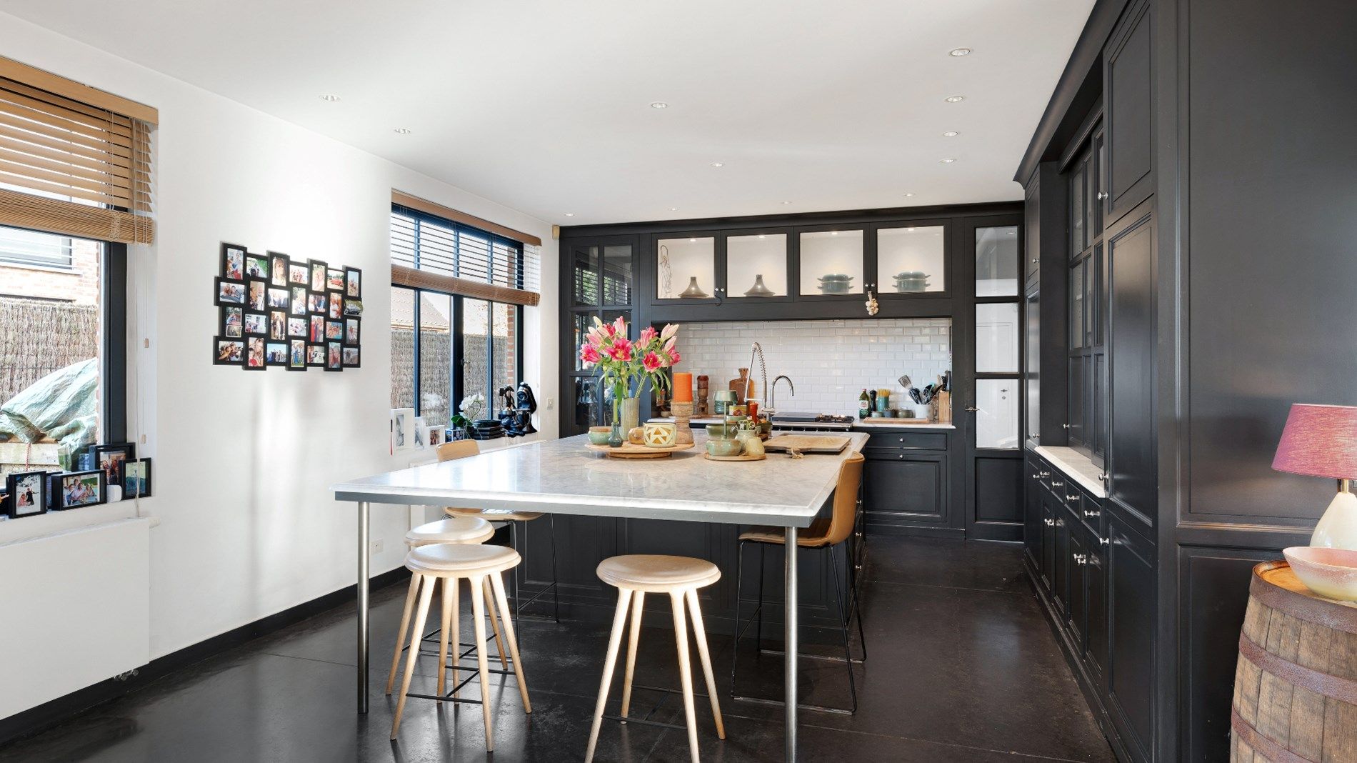 Luxueus afgewerkte villa met  buitenzwembad. foto 8