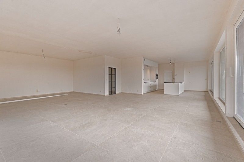 Luxueus appartement met ruime garage in hartje Sint-Baafs-Vijve TE HUUR! foto 8