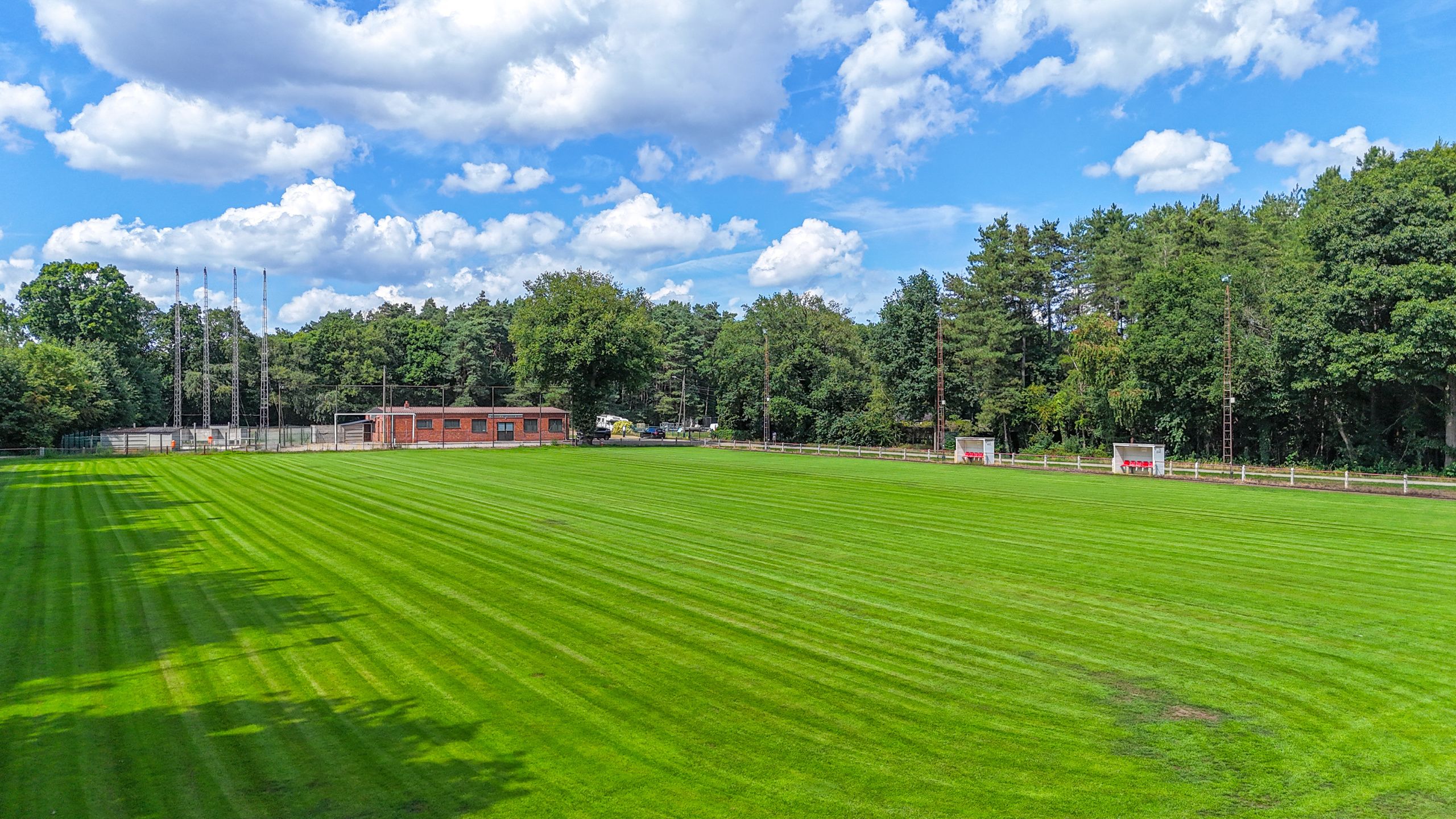 Voetbalveld en kantine op 2,45 ha in prachtig bosrijk gebied! foto 3