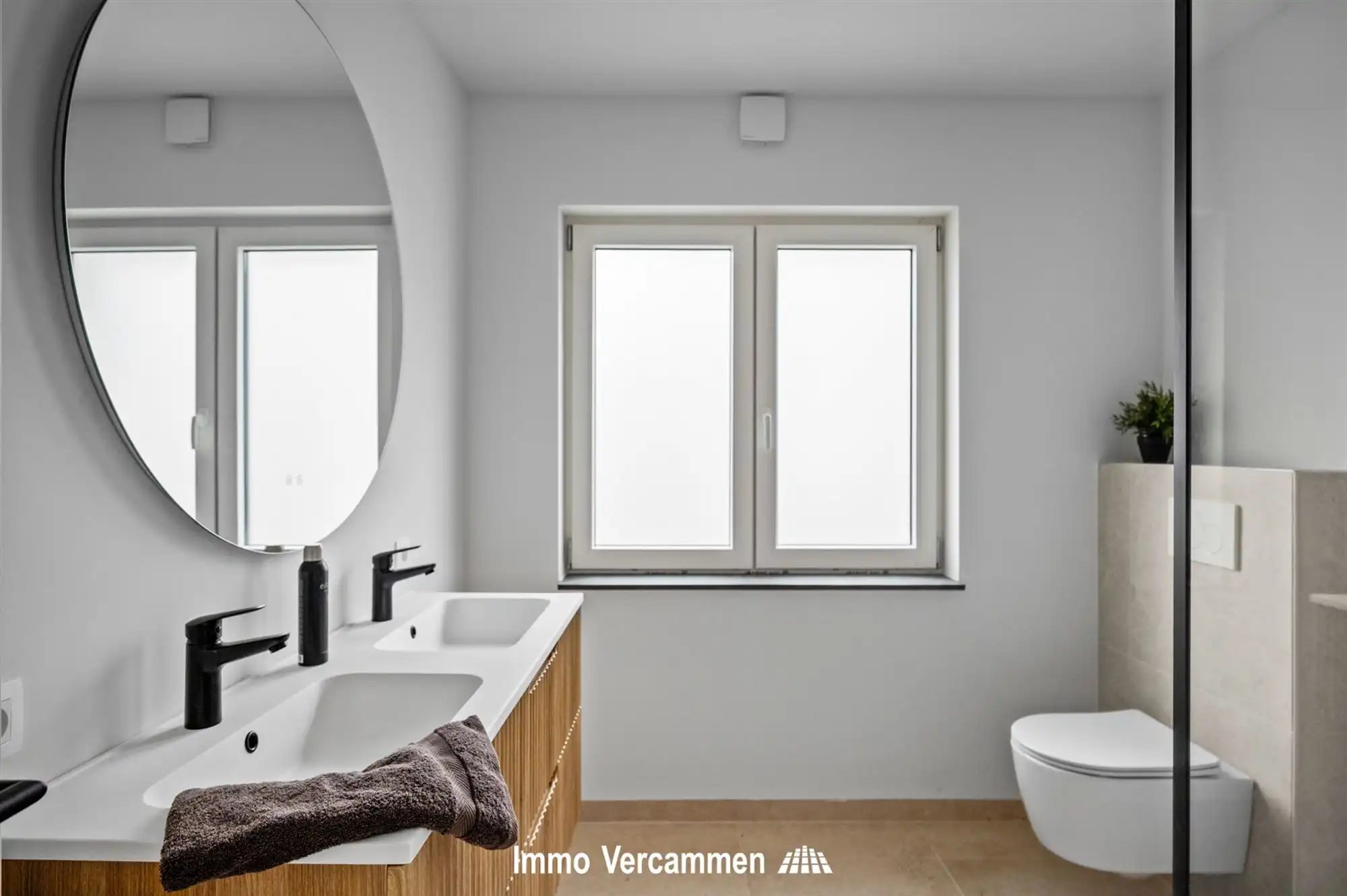 Recent gemoderniseerde, instapklare woning te Putte foto 9