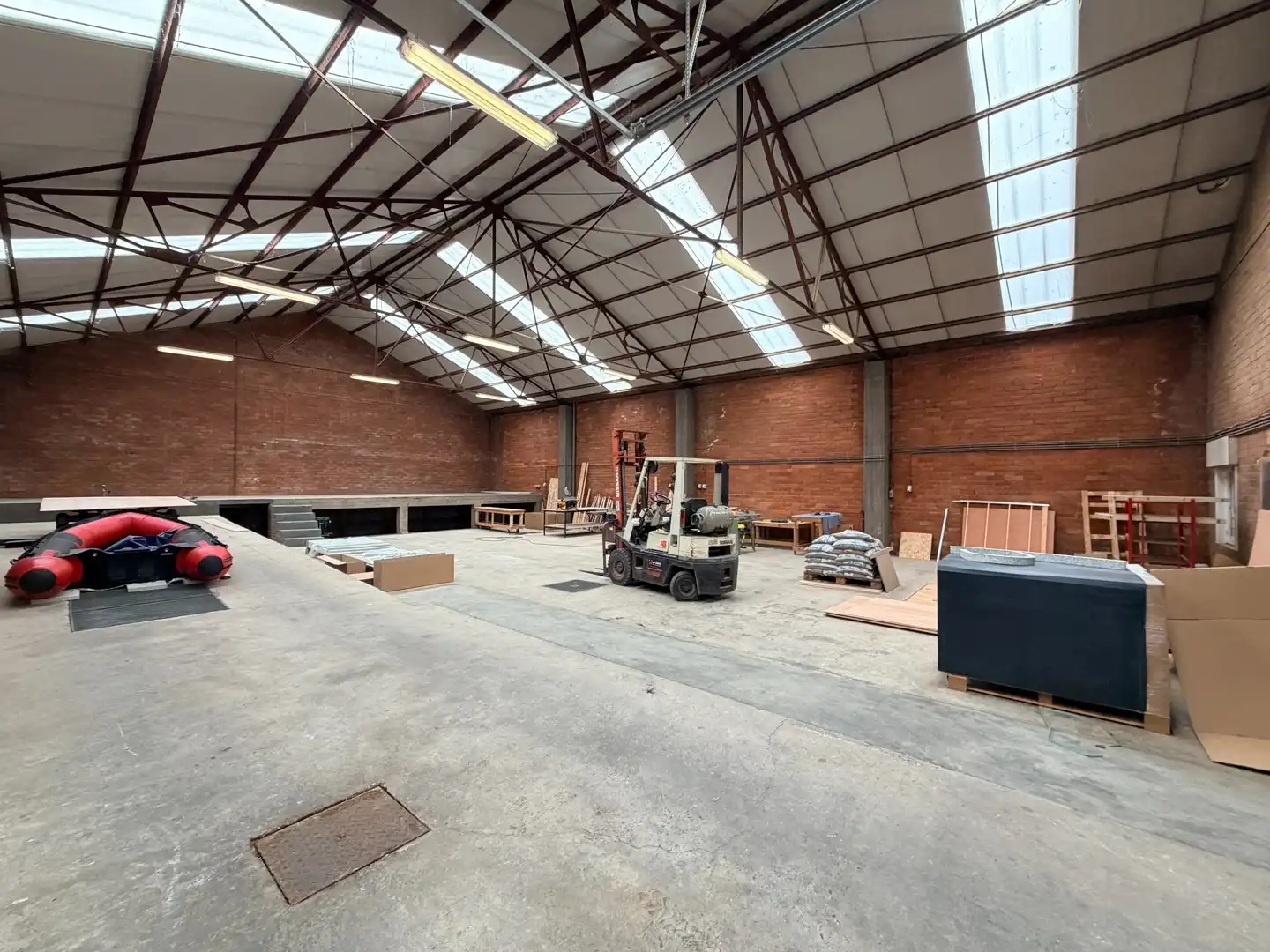 Loods met een oppervlakte van ± 300 m² in centrum Tielt! foto 2