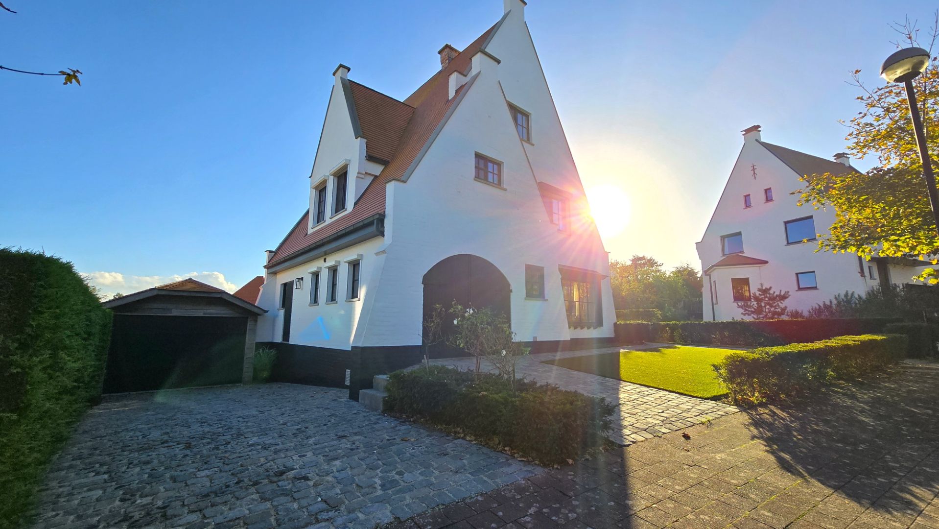 Charmante woning met 5 volwaardige slaapkamers, zonne terras en tuin met garagebox op enkele minuten van de zeedijk. foto 2