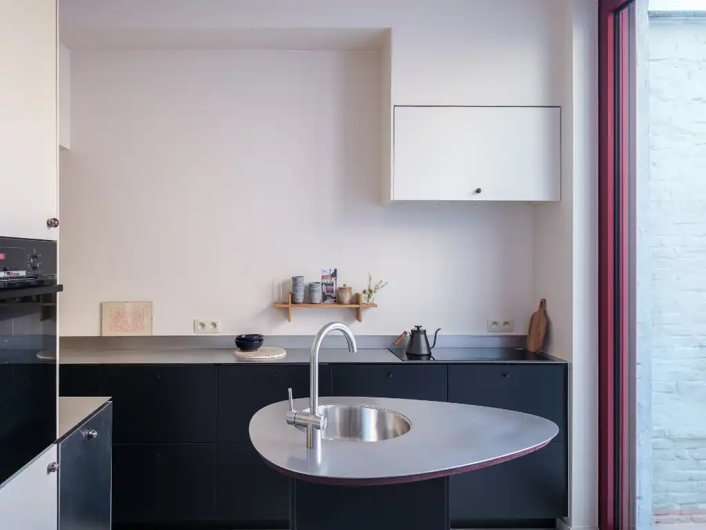 Architecturaal gerenoveerde, compacte woning met stadskoer naar de hand van ‘Hanne & Sam Architecten’ met 2 volwaardige slaapkamers op een boogscheut van Gent. foto 4