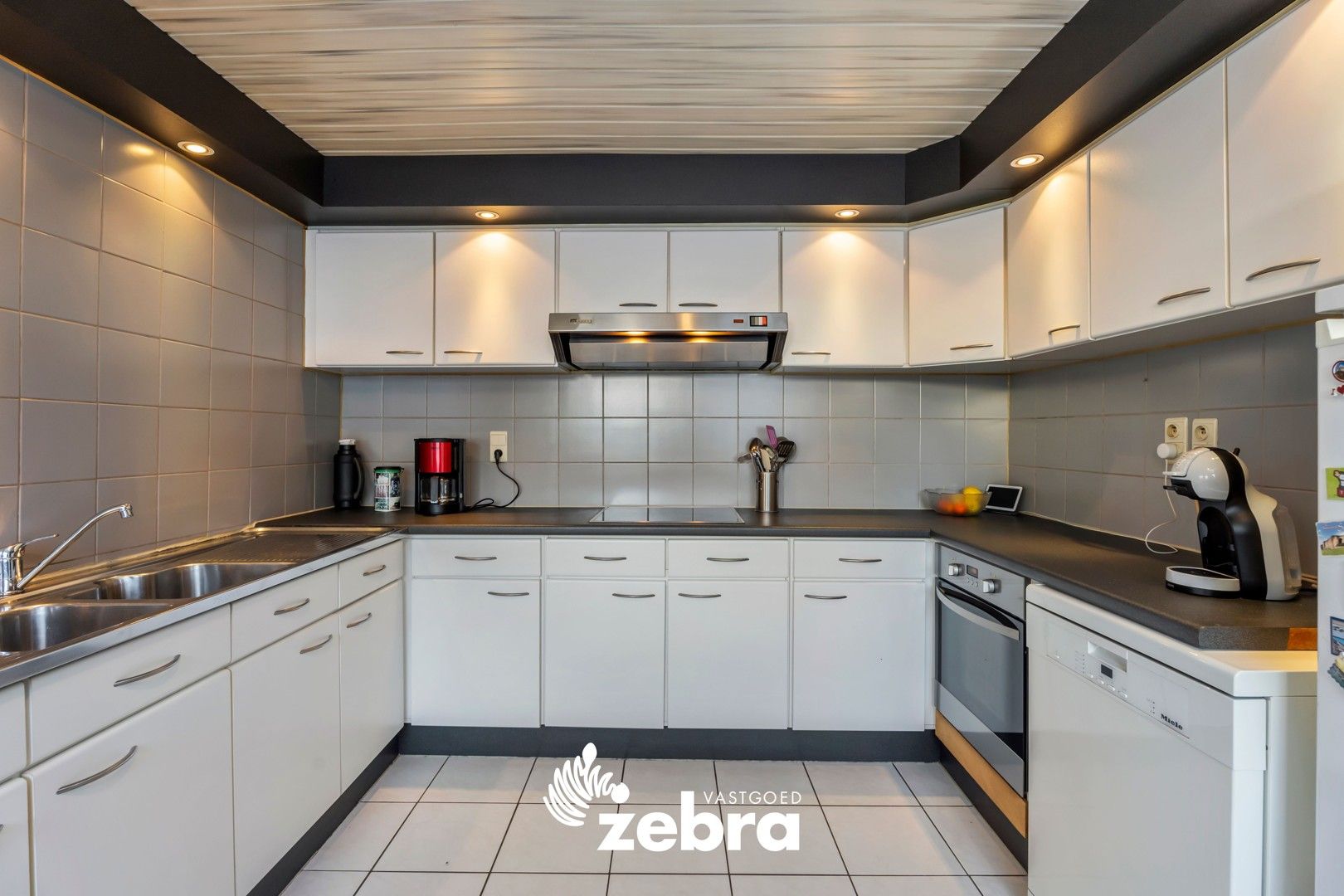 Instapklare woning met 4 slaapkamers en tuin te Oostrozebeke! foto 9