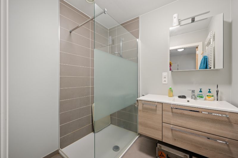 Groot 2-slaapkamer appartement met overdekte staanplaats foto 10