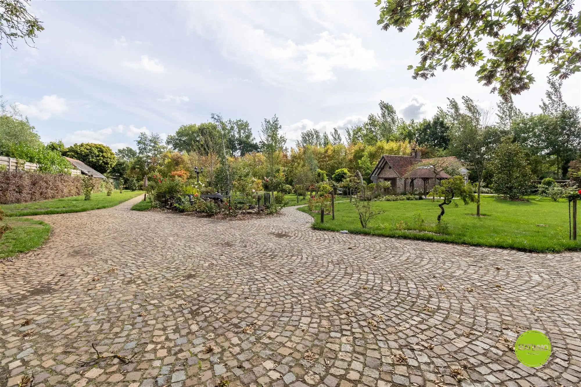 Luxueus gerenoveerde woning met groot stuk grond  foto 50