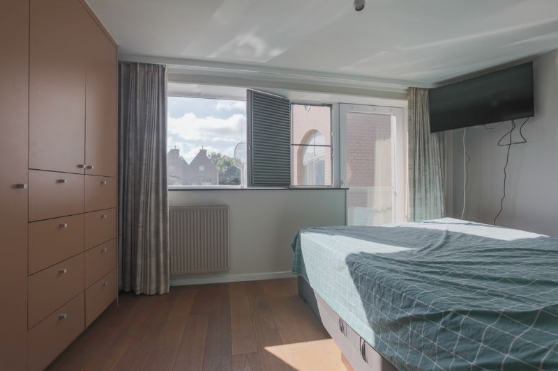 Rustig en toch centraal gelegen, instapklare,  halfopen woning met 4 slaapkamers, tuin en zeer ruime garage (energielabel B, elektriciteit goedgekeurd, zonnepanelen...) foto 9