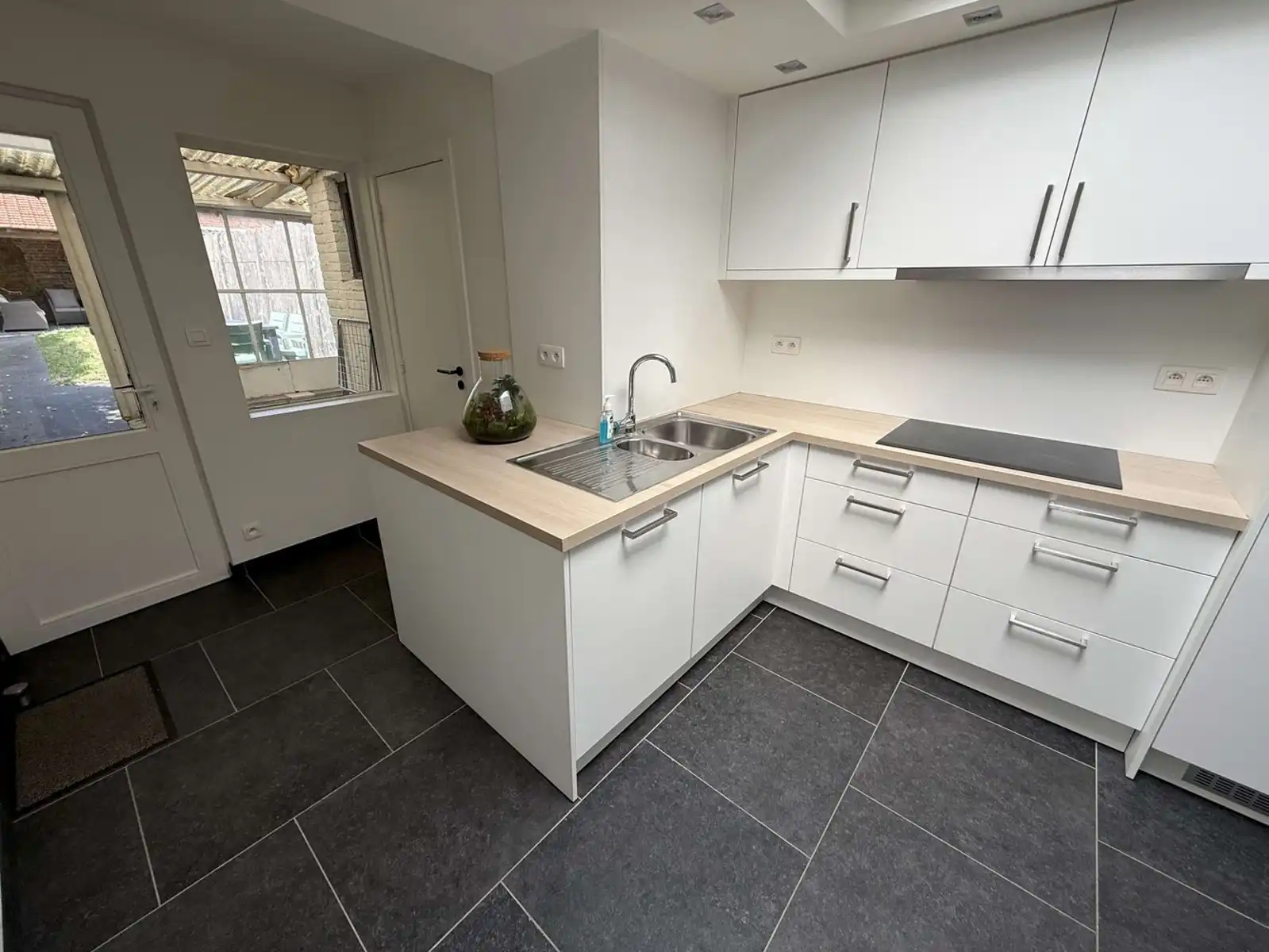 Recent gerenoveerd en volledig gemeubeld rijhuis met tuin te huur foto 8