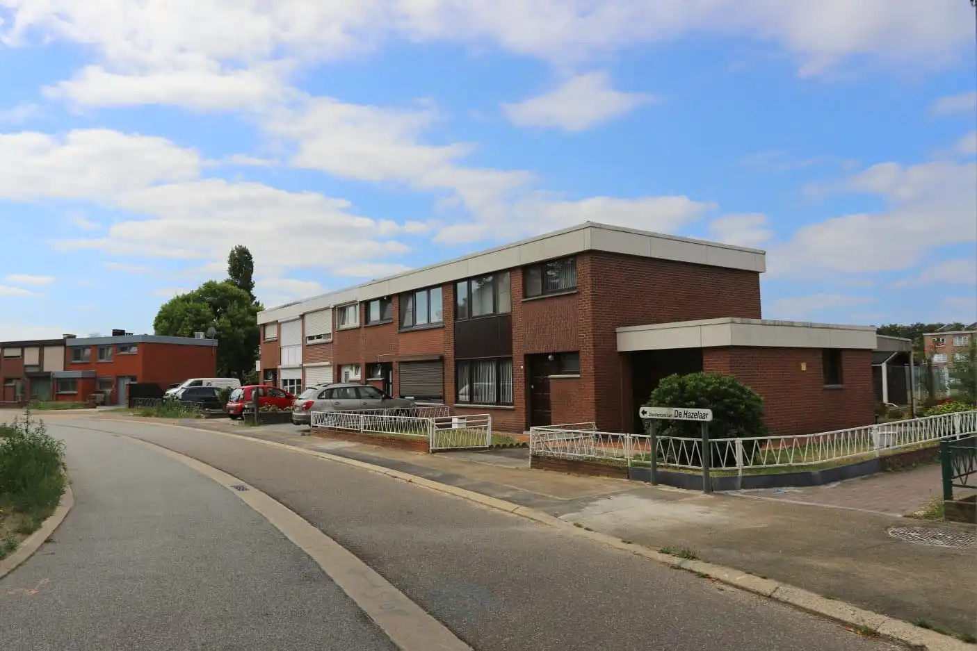 Halfopen gezinswoning met 3 slaapkamers en tuin in Genk foto 2