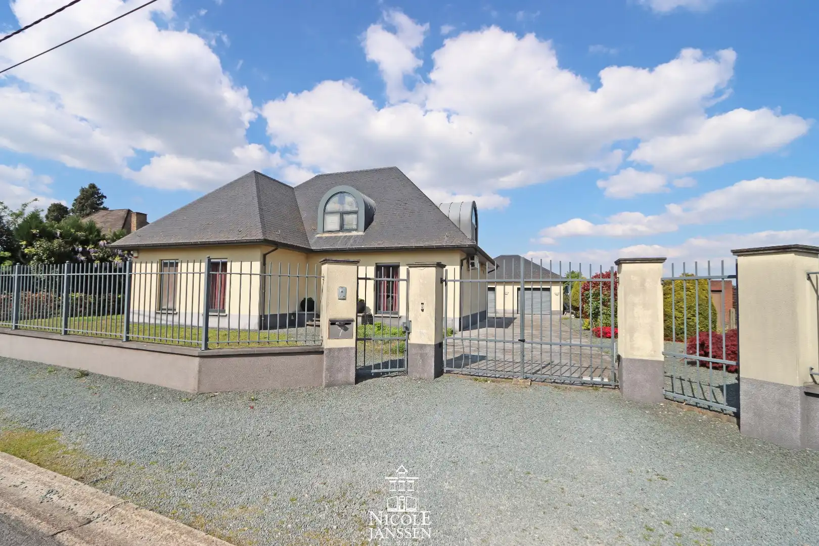 Vrijstaande ruime woning met dubbele garage en grote tuin met zwembad foto 35