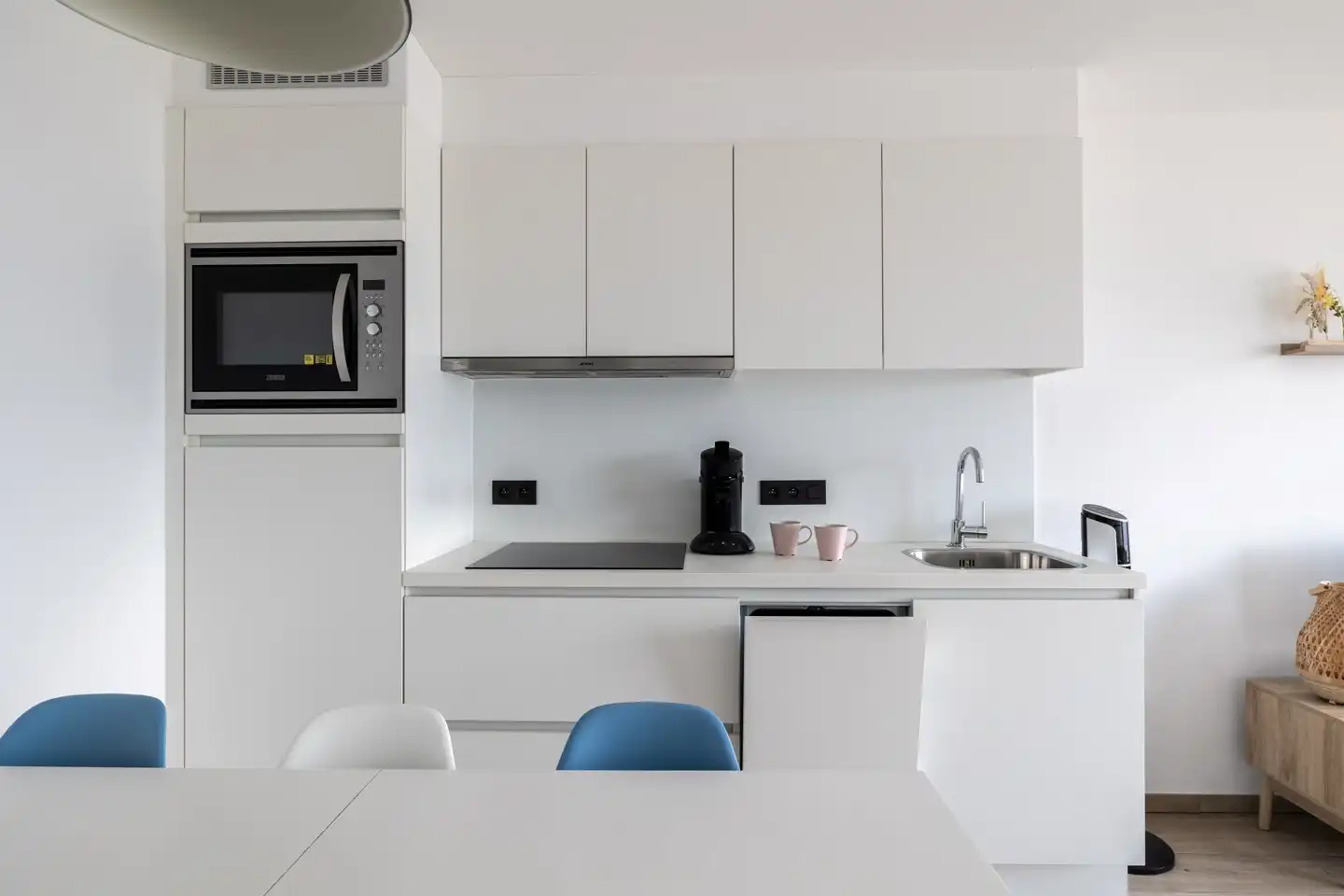 Prachtig frontaal zeezicht – volledig gerenoveerde studio op de zeedijk van Mariakerke foto 6