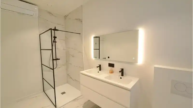Vernieuwd 1-slaapkamerappartement met Terras te huur in Brugge foto 4