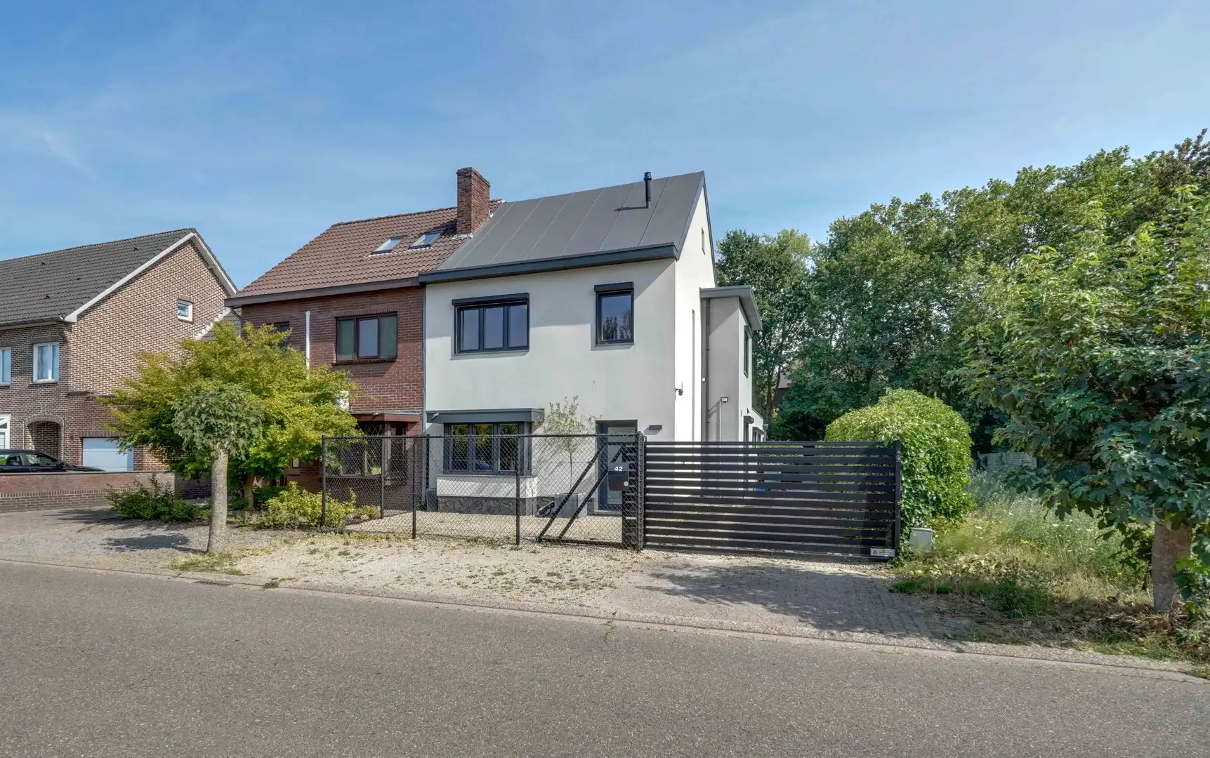 INSTAPKLARE GEZINSWONING MET ZWEMBAD, SAUNA EN RUIME TUIN OP TOPLOCATIE IN LANAKEN foto {{pictureIndex}}