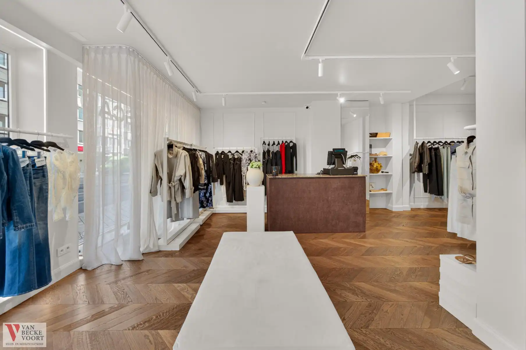 Esthetisch winkel op druk kruispunt Oostende foto 3