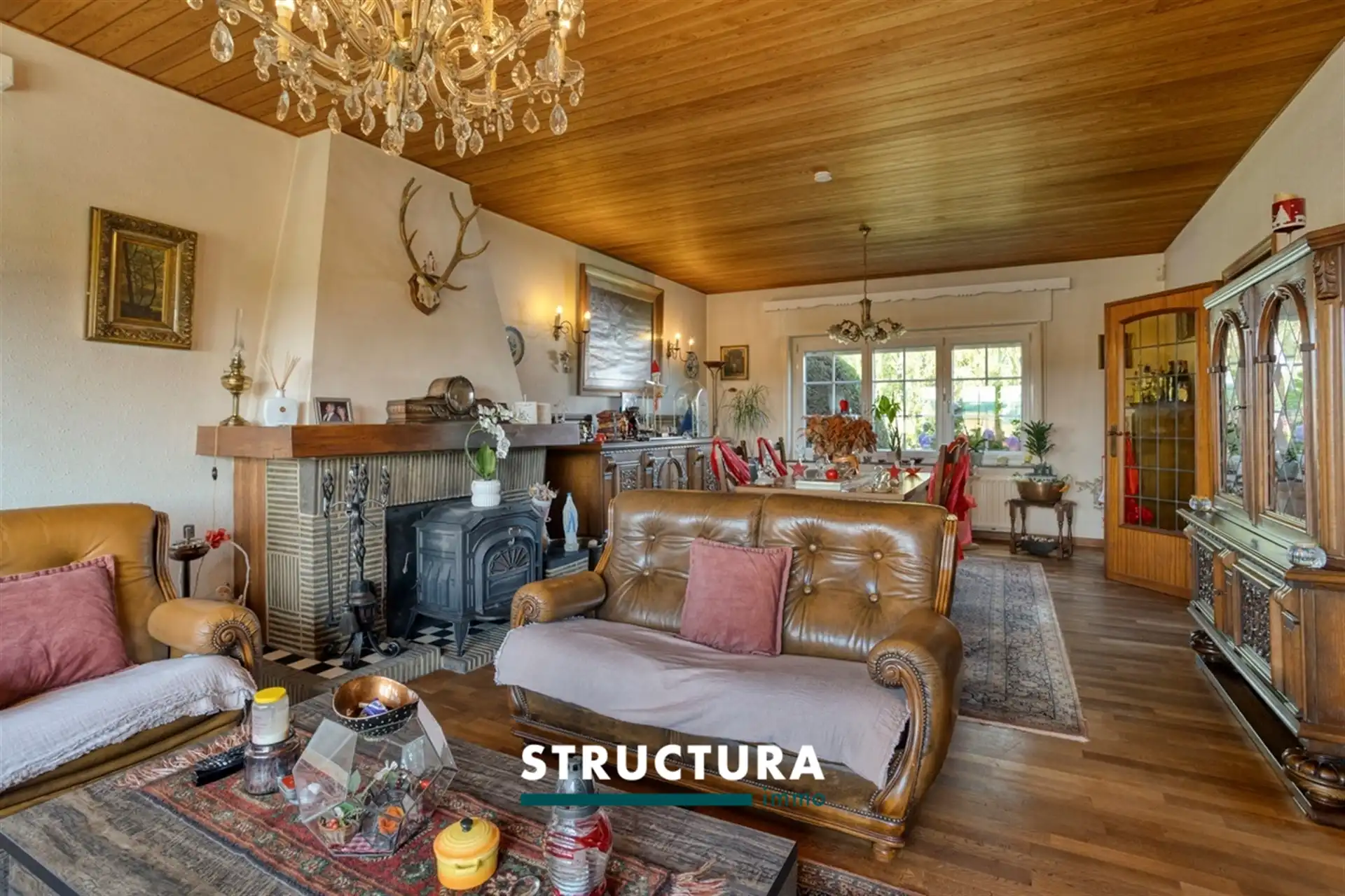 Villa met grote loods, omgeven door groen  foto 7