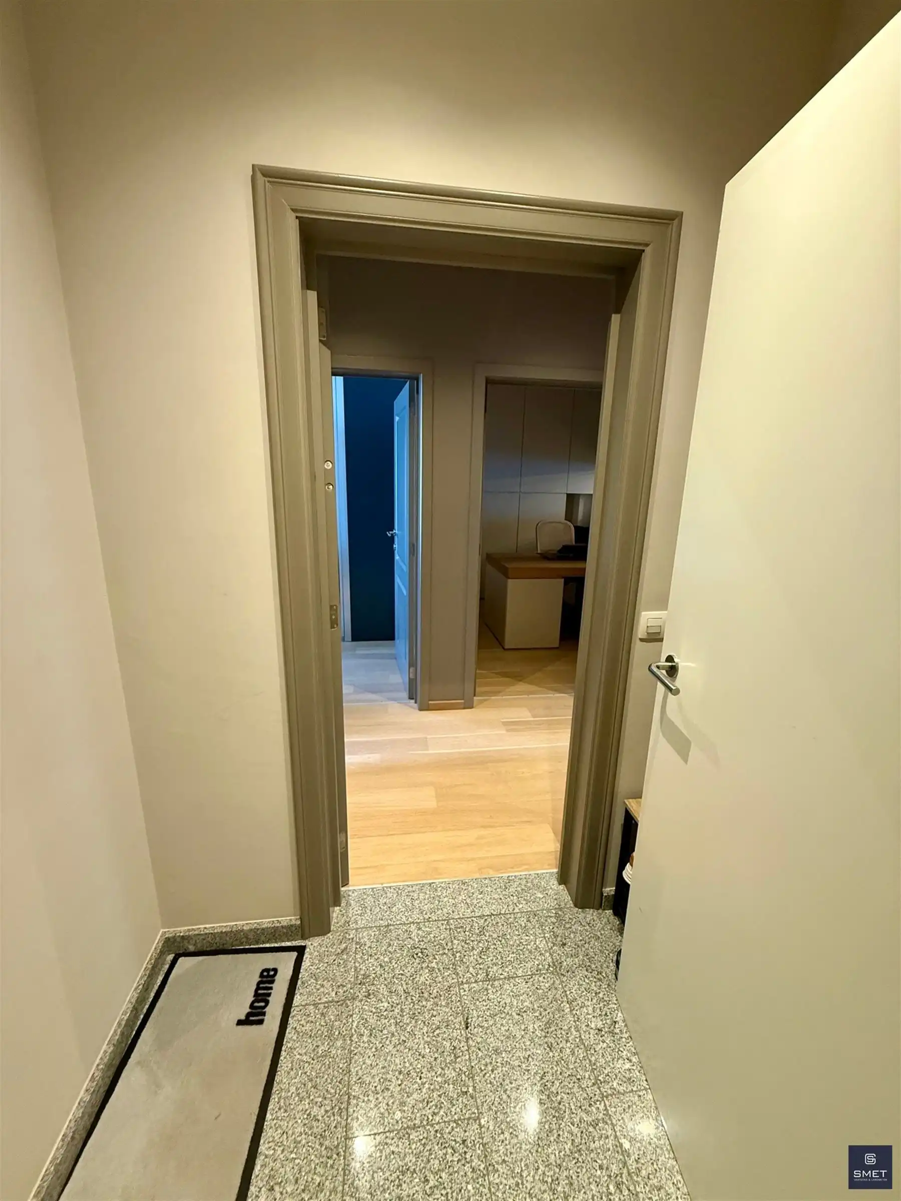 MODERN APPT. MET 2 SLPKS, GARAGE EN BERGING foto 2