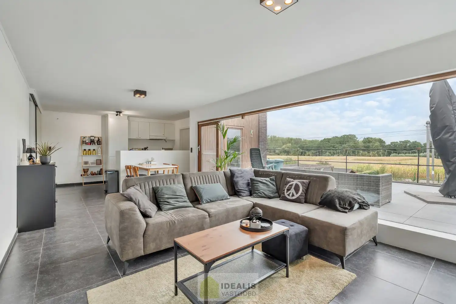IDEALIS VASTGOED – GELIJKVLOERSE KANTOORRUIMTE MET BOVENLIGGEND APPARTEMENT OP EEN ZICHTLOCATIE IN DIEPENBEEK! Deze gelijkvloerse kantoorruimte van + - 105m² met bovenliggend apart toegankelijk appartement van + - 97 m² met zeer ruim terras is gelegen langs de Steenweg in Diepenbeek en heeft ruim voldoende parkeergelegenheid op eigen terrein. De perfecte zet voor zij die op zoek zijn naar een interessante investering op een zichtlocatie! foto 13