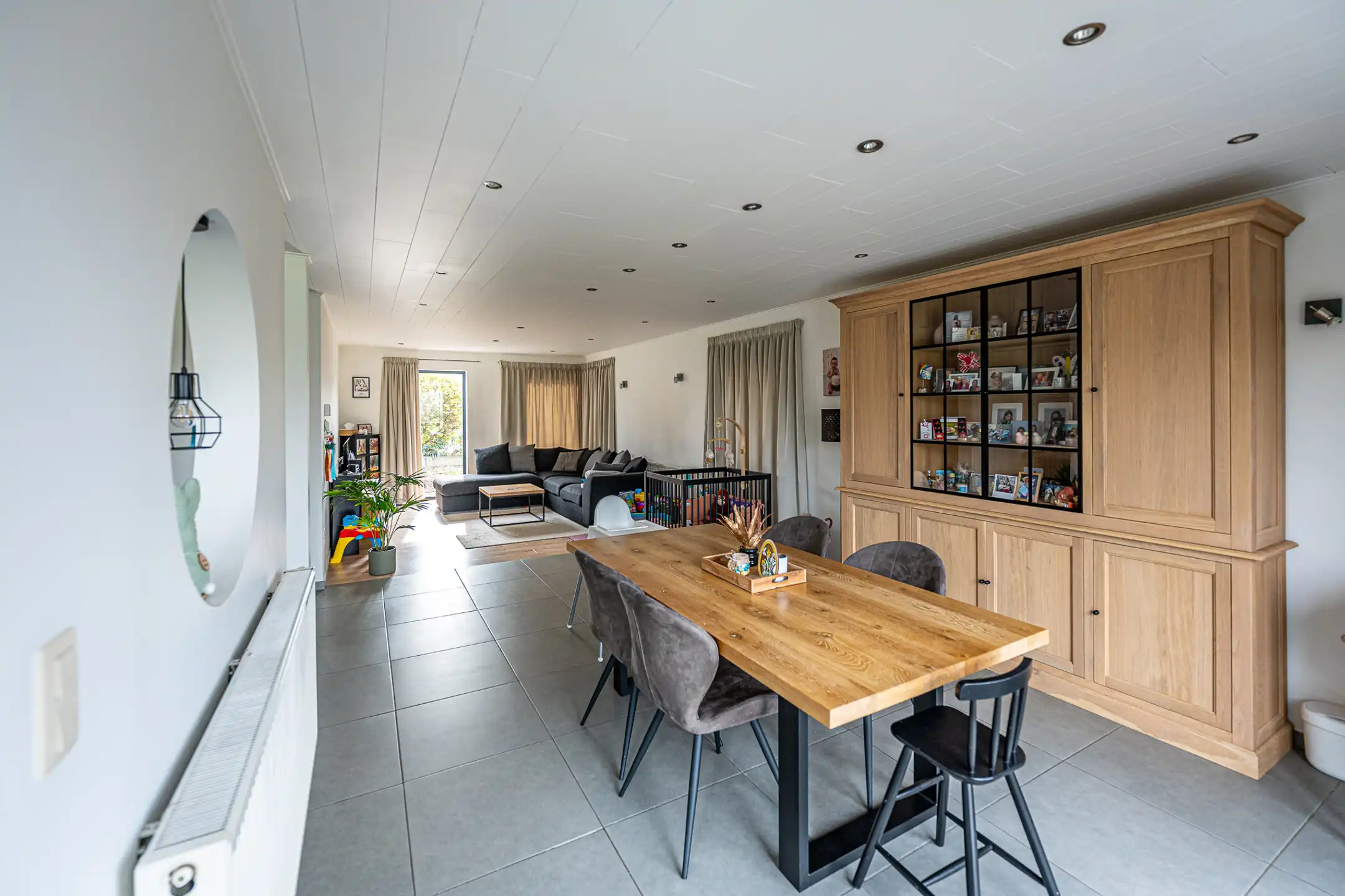 Moderne gezinswoning met inpandige garage en grote tuin. foto 11