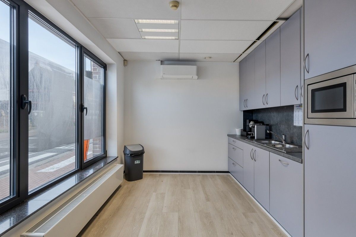 Sterk visueel gelegen kantoorgebouw met 3 standplaatsen en groot bovenliggend appartement met 6% bruto rendement. foto 10
